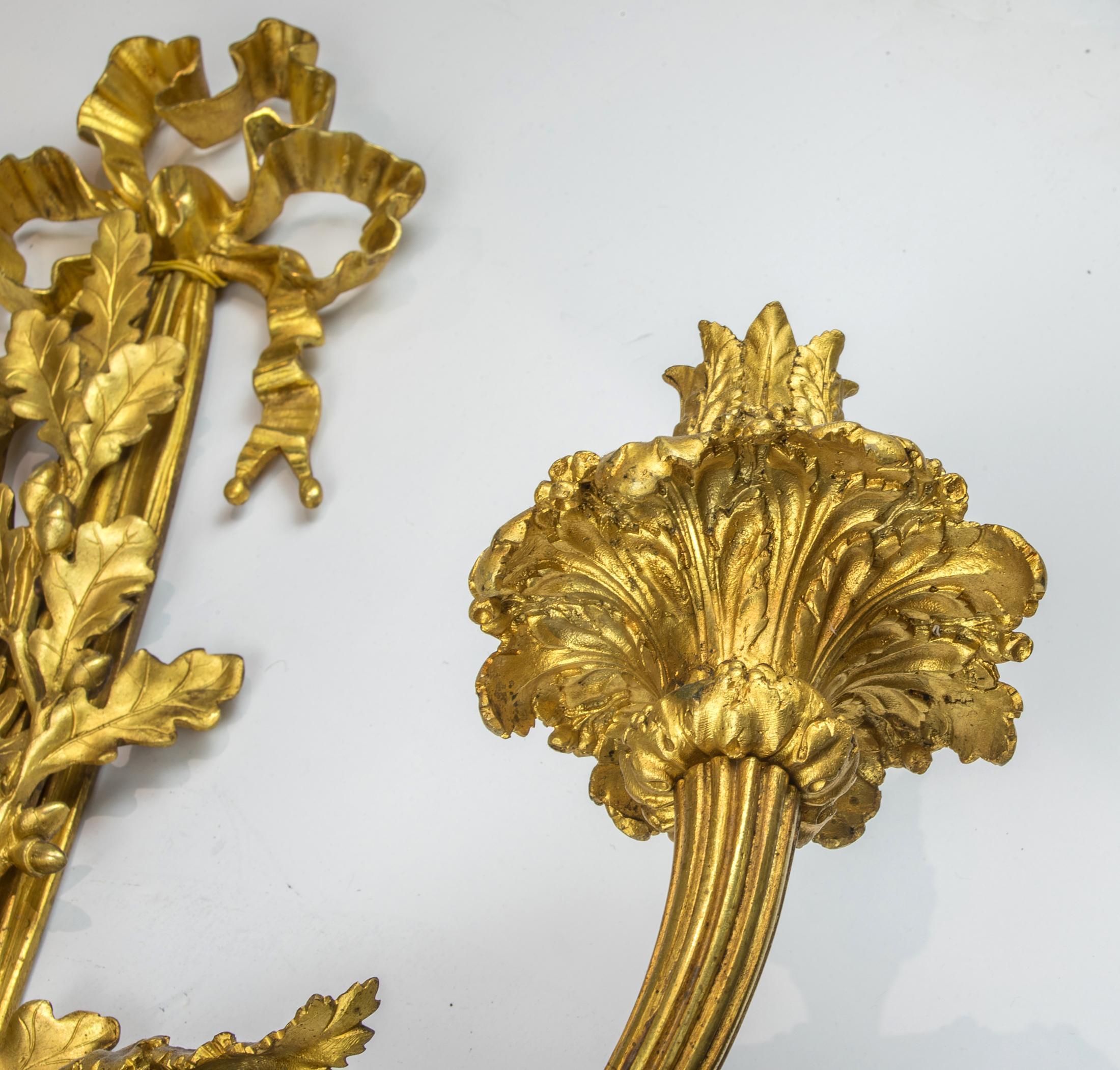 Paire d'appliques murales de style Louis XVI à trois lumières en bronze doré et patiné en vente 1