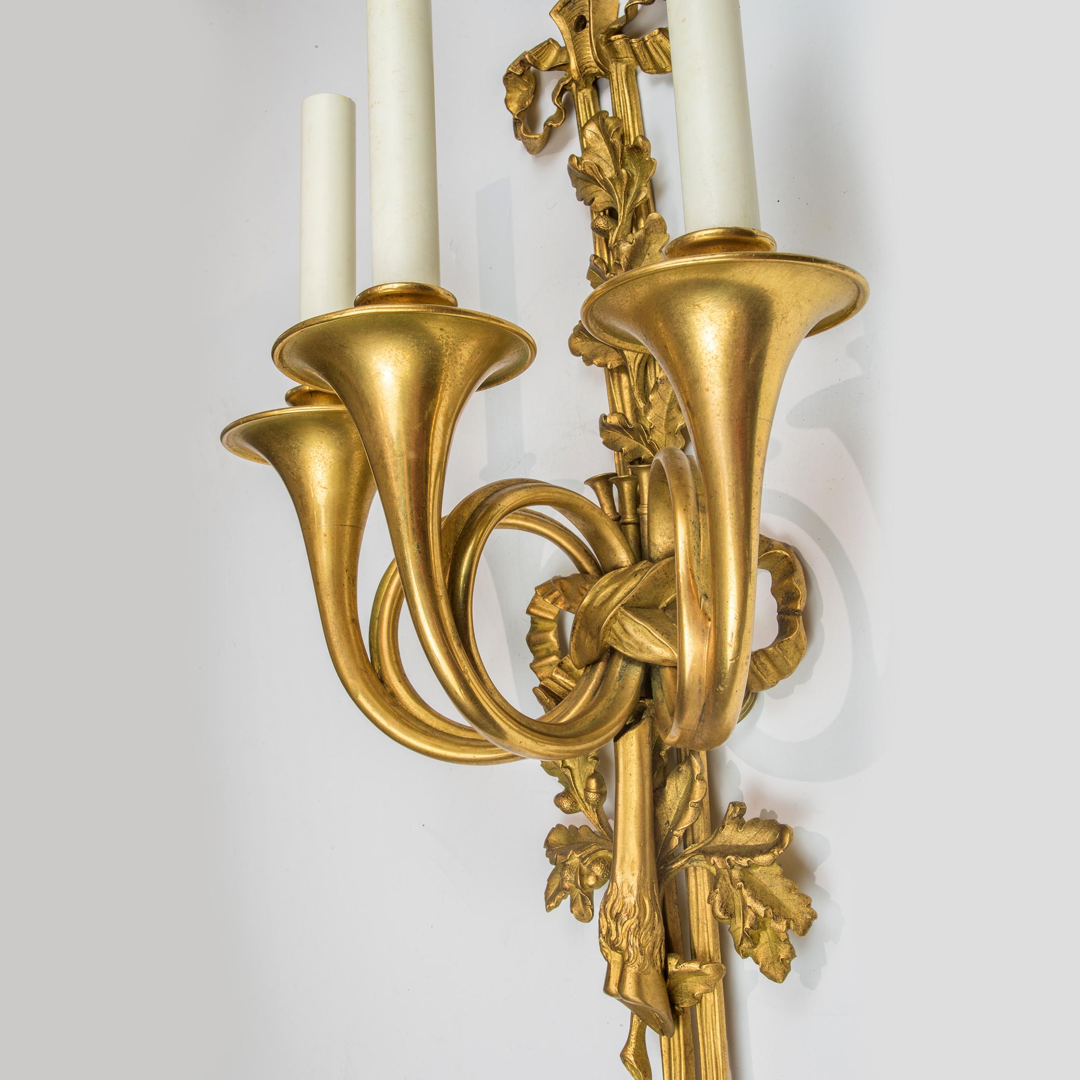 Paar dreiflammige Wandleuchter aus vergoldeter Bronze im Louis-XVI-Stil (Vergoldet) im Angebot