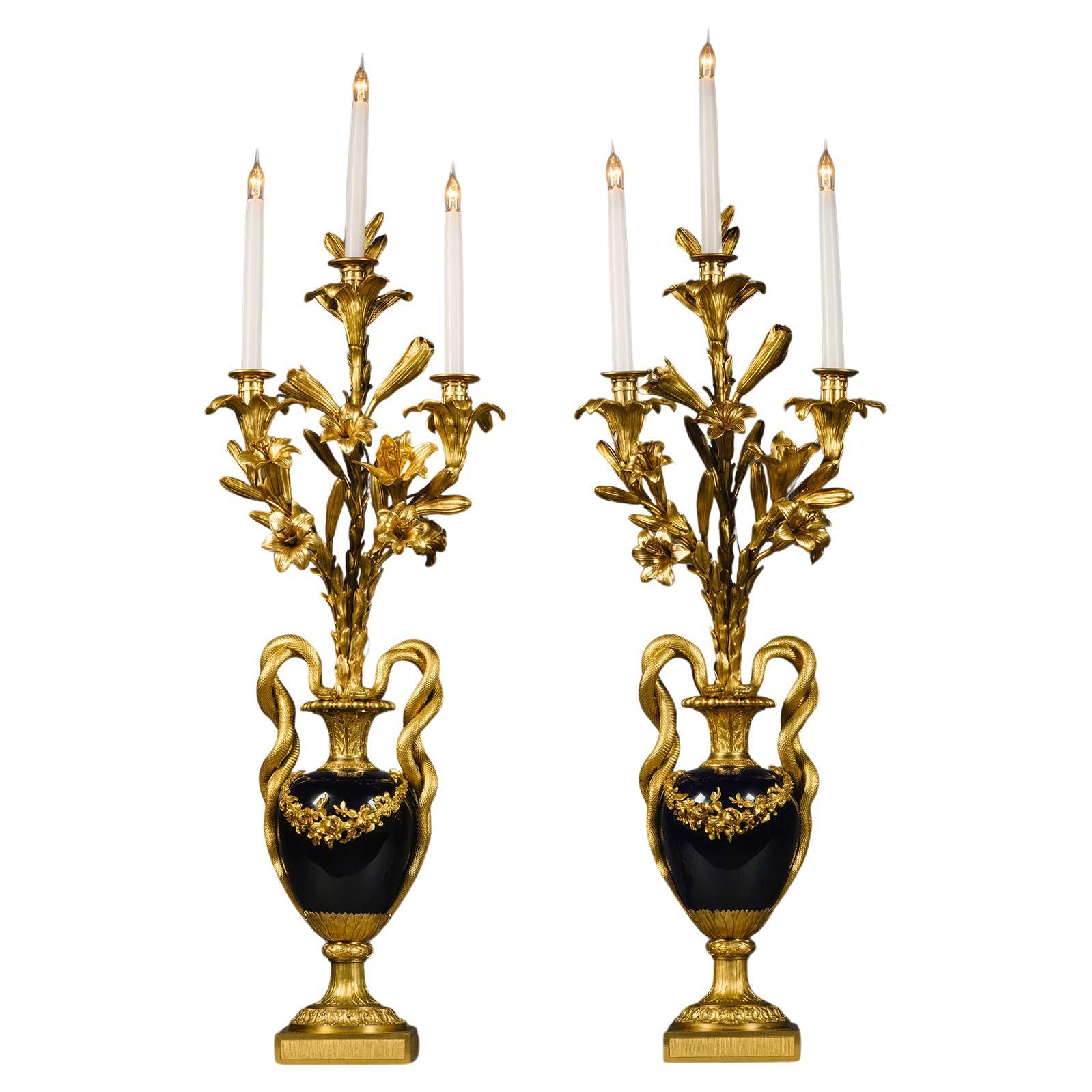 Paar dreiflammige Vasen-Kandelaber im Louis-XVI-Stil