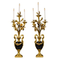 Paire de candélabres à trois lumières de style Louis XVI