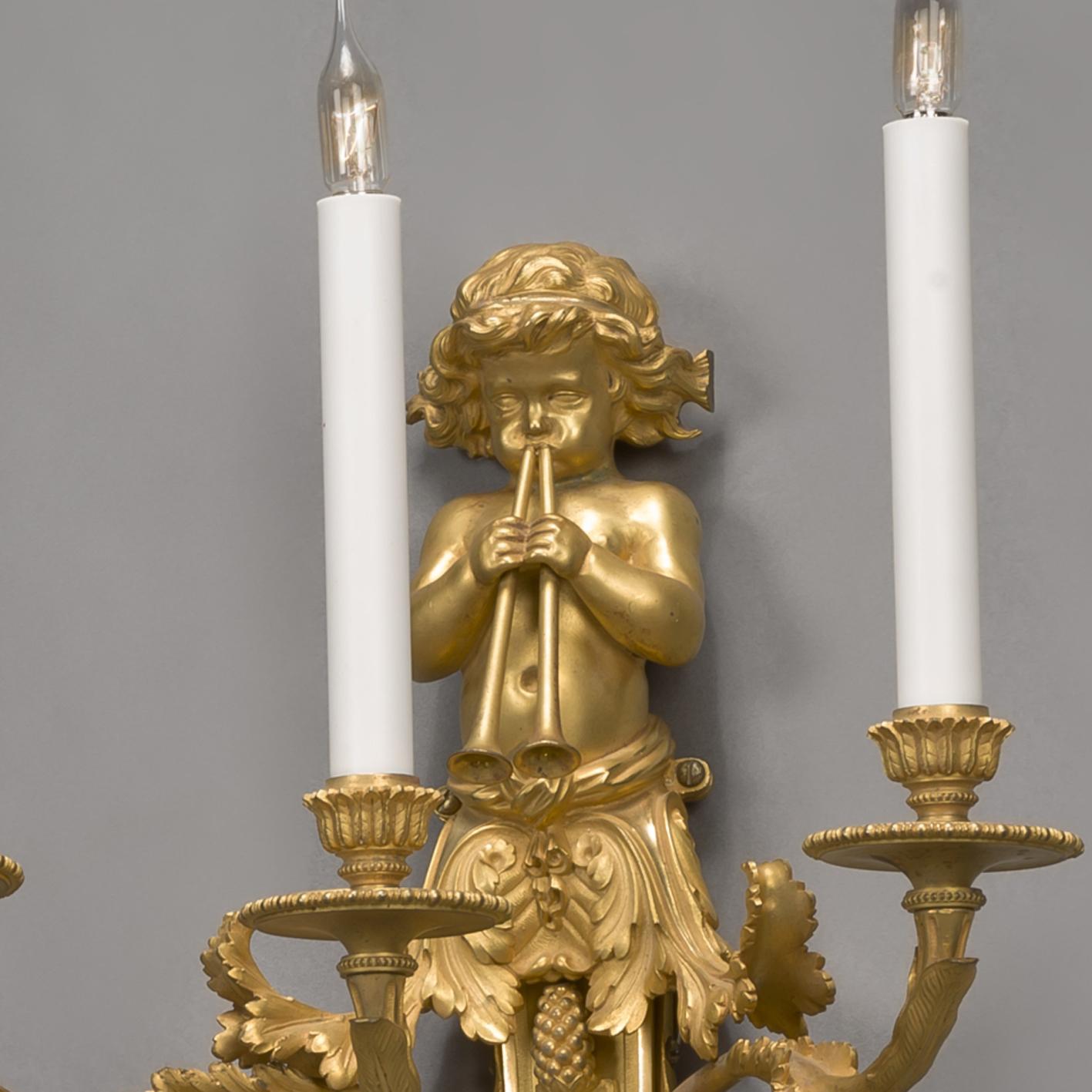 Paar dreiflammige Wandapplikationen im Stil von Louis XVI nach Jean Hauré, um 1890 (Französisch) im Angebot