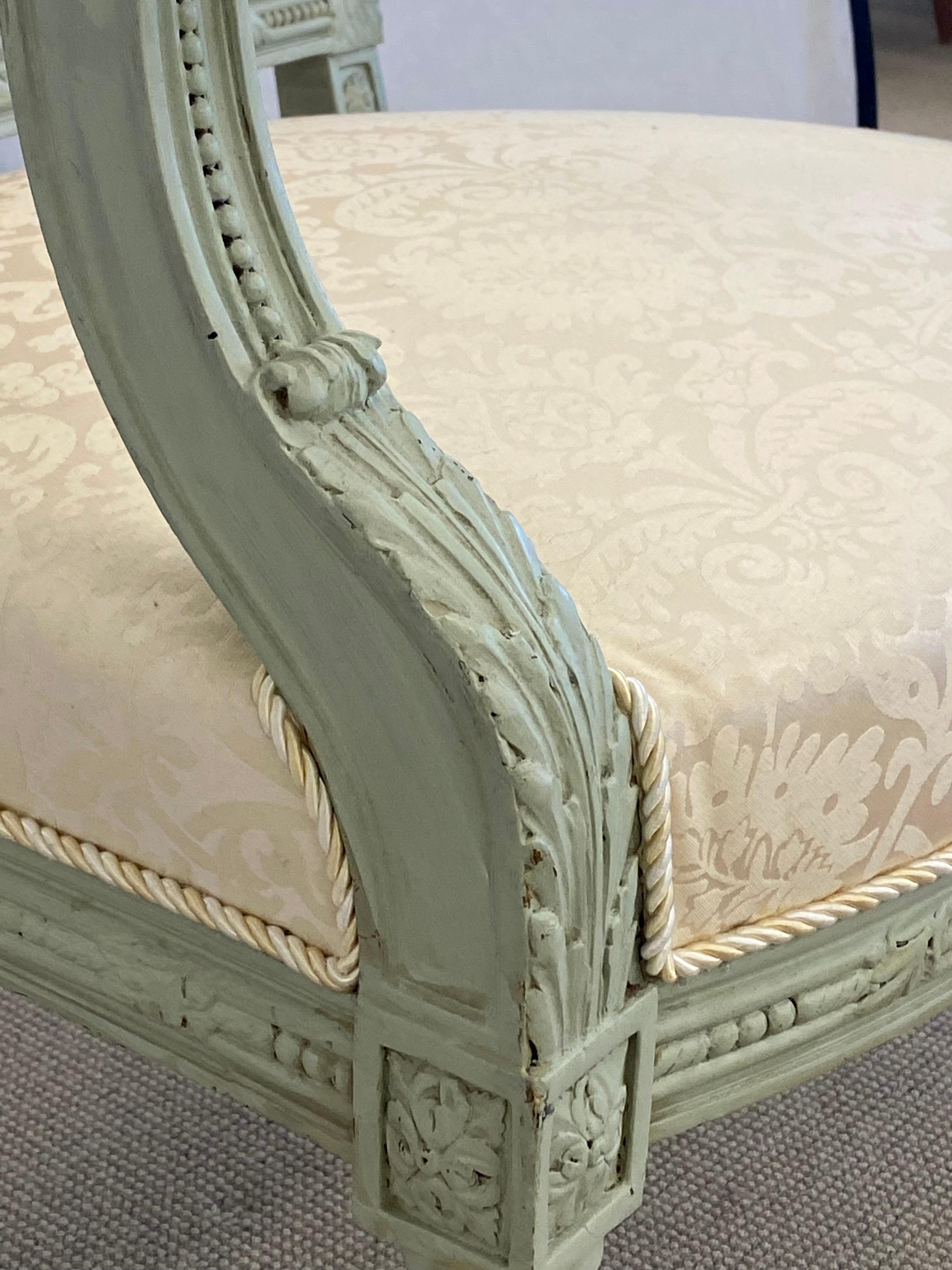 Paar Thronstühle oder Sessel im Louis XVI-Stil, Rahmen mit Farbdekor im Angebot 5