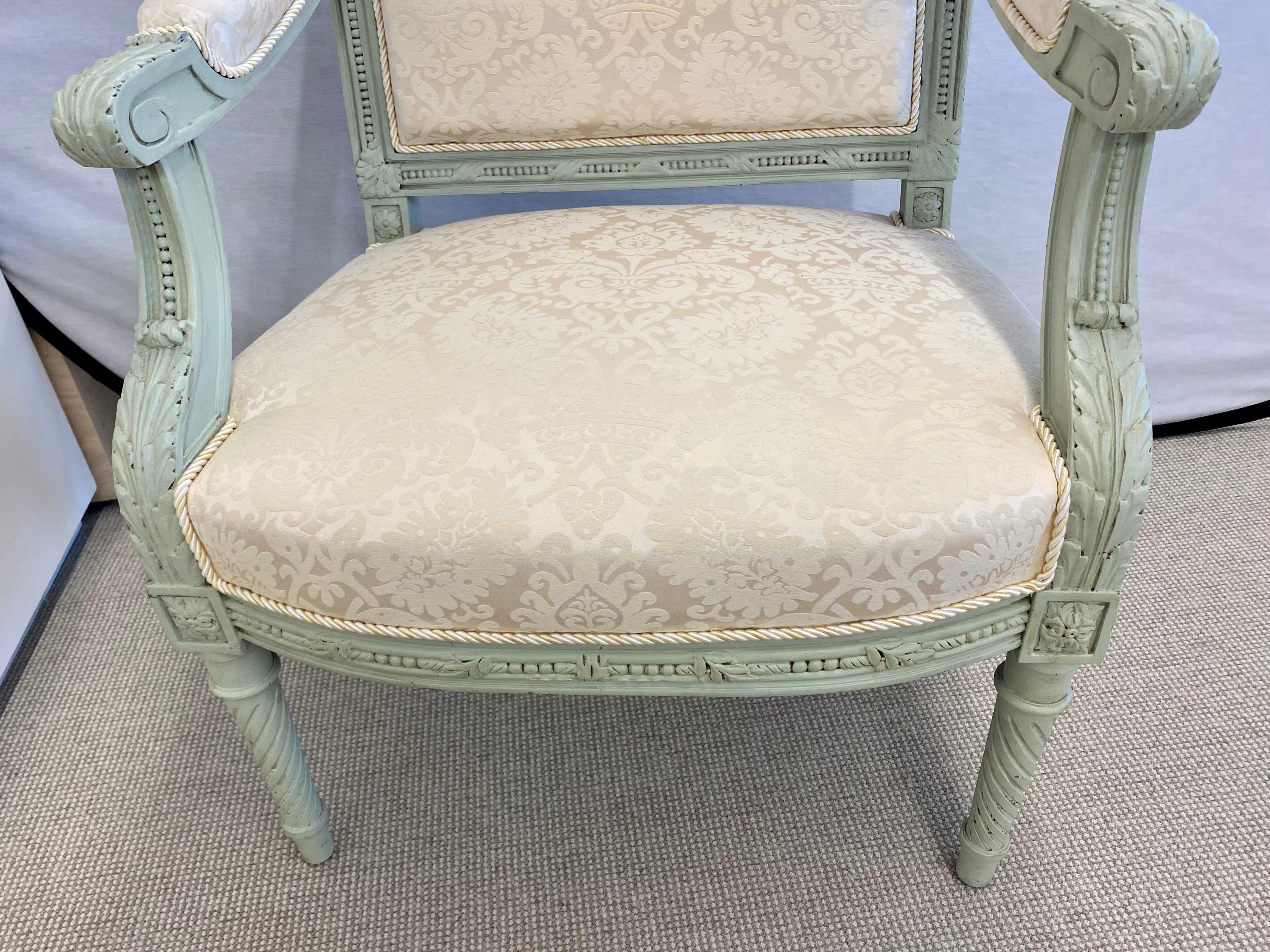 Paar Thronstühle oder Sessel im Louis XVI-Stil, Rahmen mit Farbdekor (Hollywood Regency) im Angebot