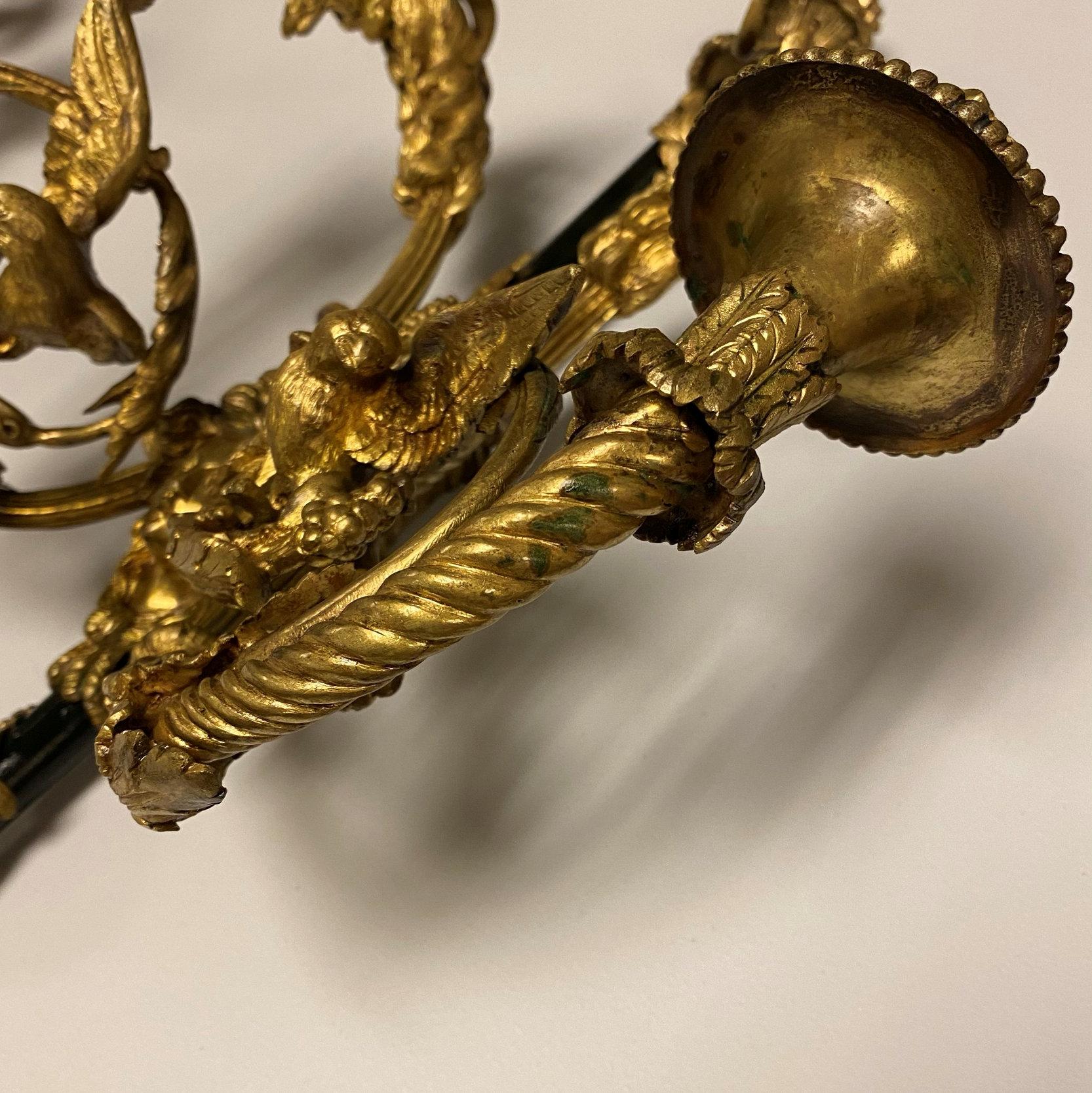 Zwei zweiflammige Ormolu-Bronze-Wandleuchter im Louis-XVI.-Stil im Angebot 4