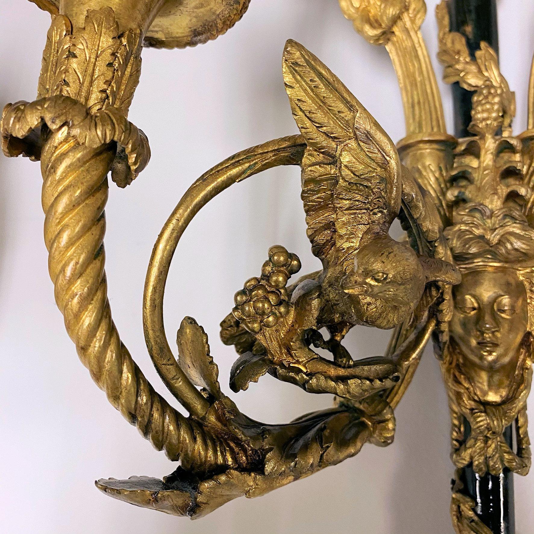 Zwei zweiflammige Ormolu-Bronze-Wandleuchter im Louis-XVI.-Stil im Angebot 6