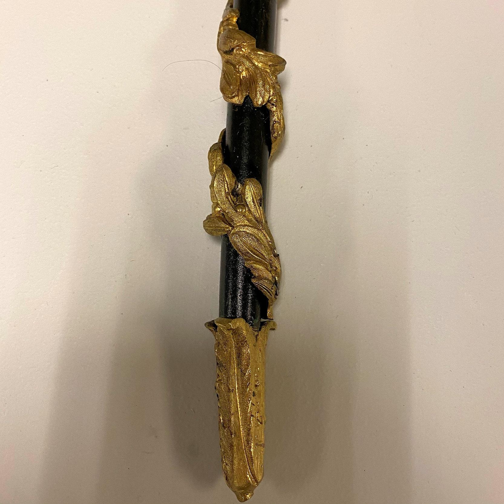 Zwei zweiflammige Ormolu-Bronze-Wandleuchter im Louis-XVI.-Stil im Angebot 9
