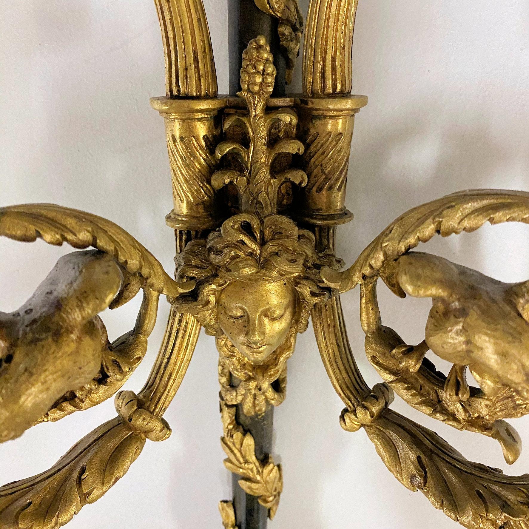 Zwei zweiflammige Ormolu-Bronze-Wandleuchter im Louis-XVI.-Stil (Vergoldet) im Angebot