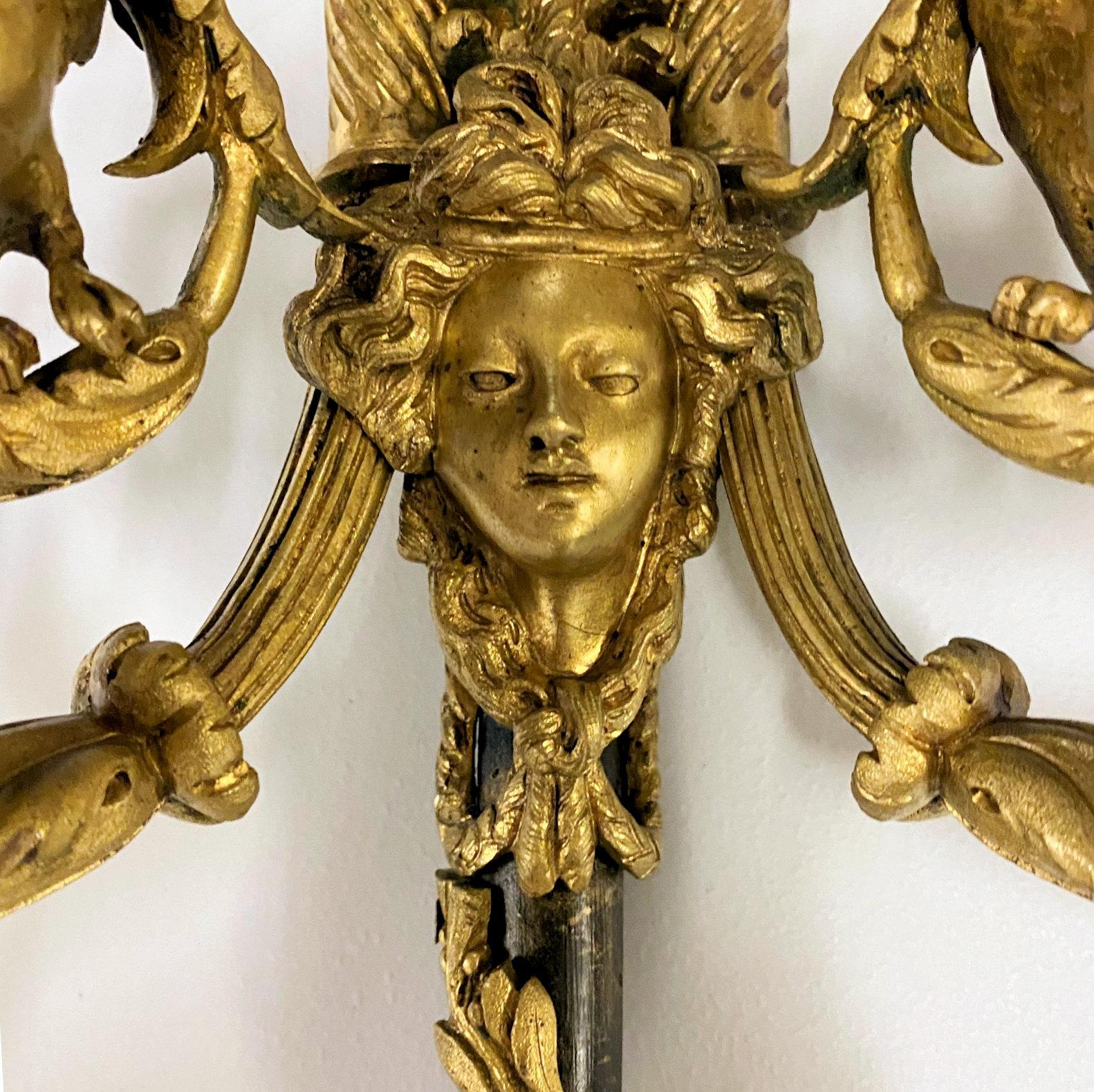 Zwei zweiflammige Ormolu-Bronze-Wandleuchter im Louis-XVI.-Stil im Zustand „Gut“ im Angebot in New York, NY