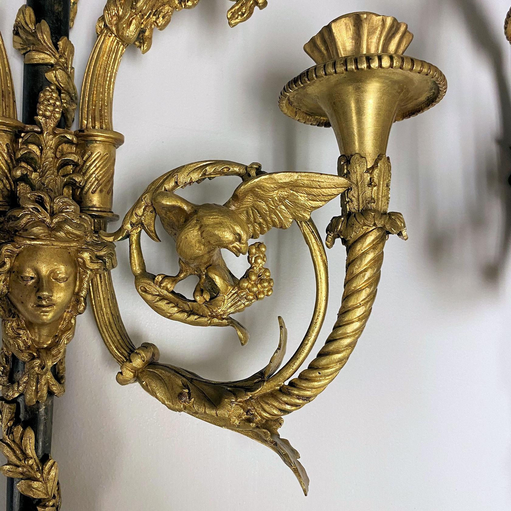 Zwei zweiflammige Ormolu-Bronze-Wandleuchter im Louis-XVI.-Stil (19. Jahrhundert) im Angebot