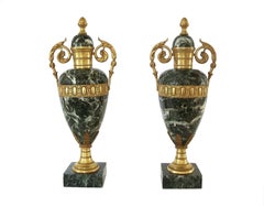 Ein Paar Verde-Antico-Urnen aus Marmor und vergoldeter Bronze im Louis-XVI.-Stil des 19./20. Jahrhunderts