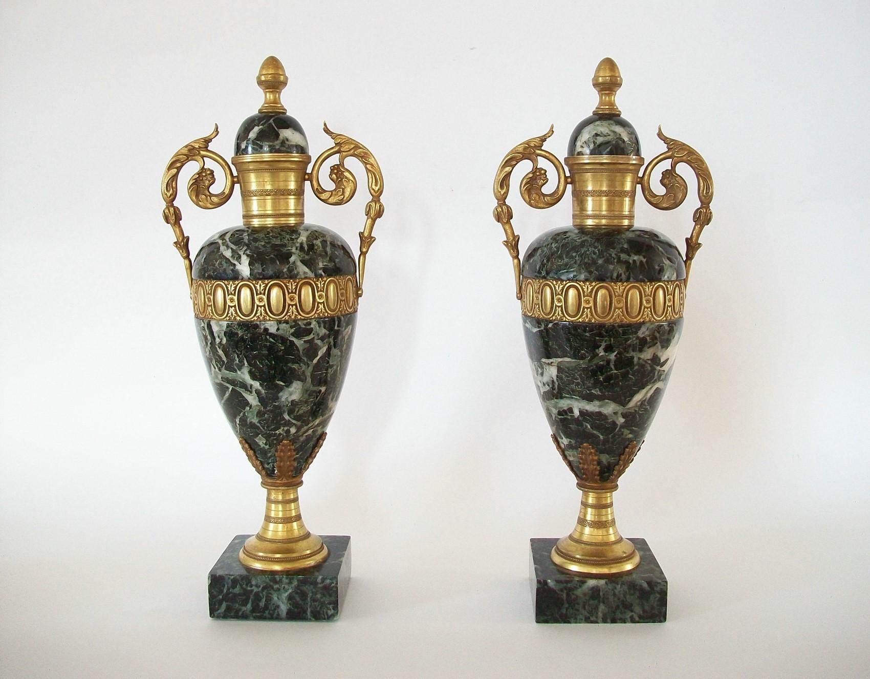 Français Paire d'urnes de style Louis XVI en marbre Verde Antico et bronze doré - 19/20e siècle en vente
