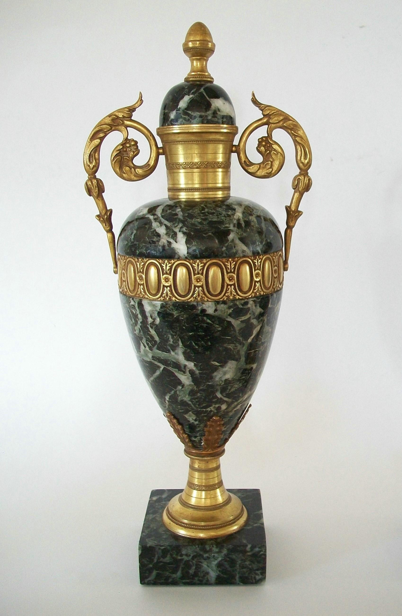 20ième siècle Paire d'urnes de style Louis XVI en marbre Verde Antico et bronze doré - 19/20e siècle en vente