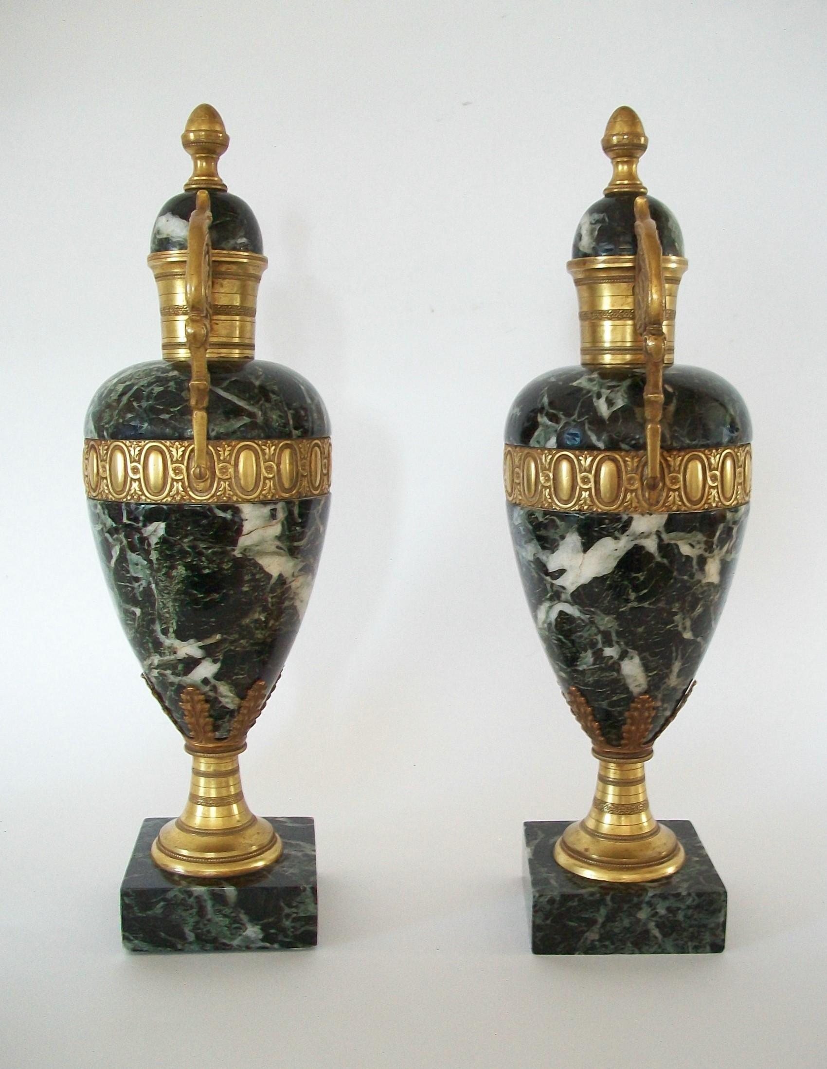 Bronze Paire d'urnes de style Louis XVI en marbre Verde Antico et bronze doré - 19/20e siècle en vente