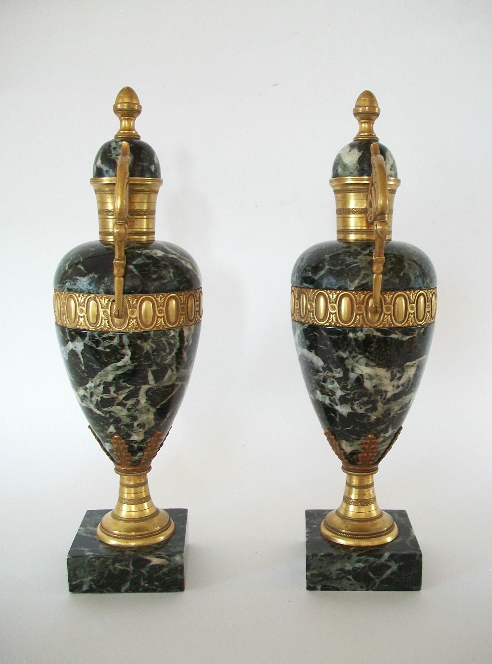 Paire d'urnes de style Louis XVI en marbre Verde Antico et bronze doré - 19/20e siècle en vente 2