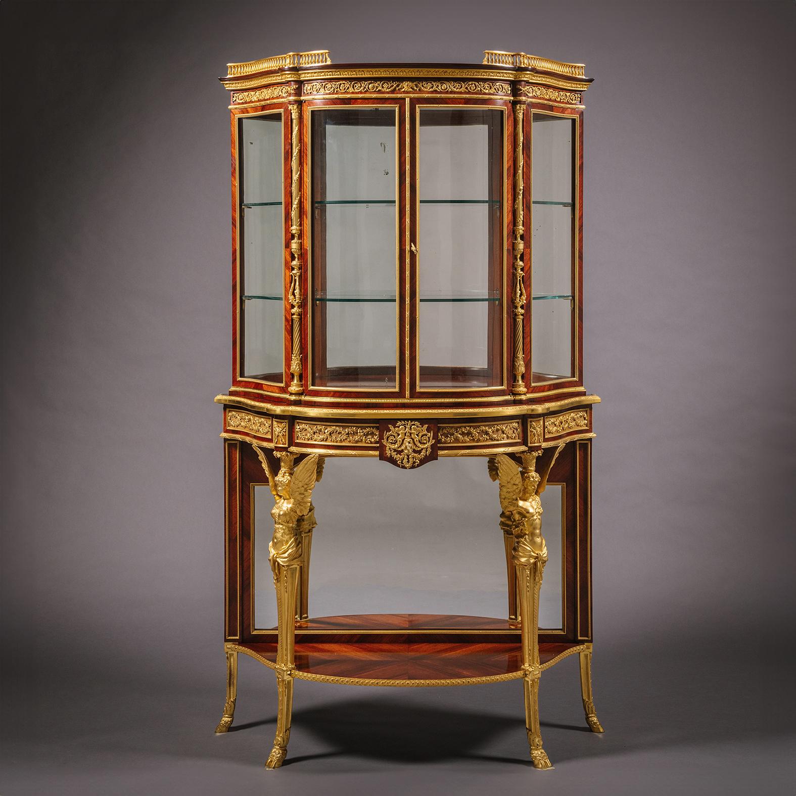Magnifica coppia di armadi-vetrina in mogano montati in bronzo dorato in stile Luigi XVI, attribuiti a Henry Dasson. 

Ogni mobile a forma di 