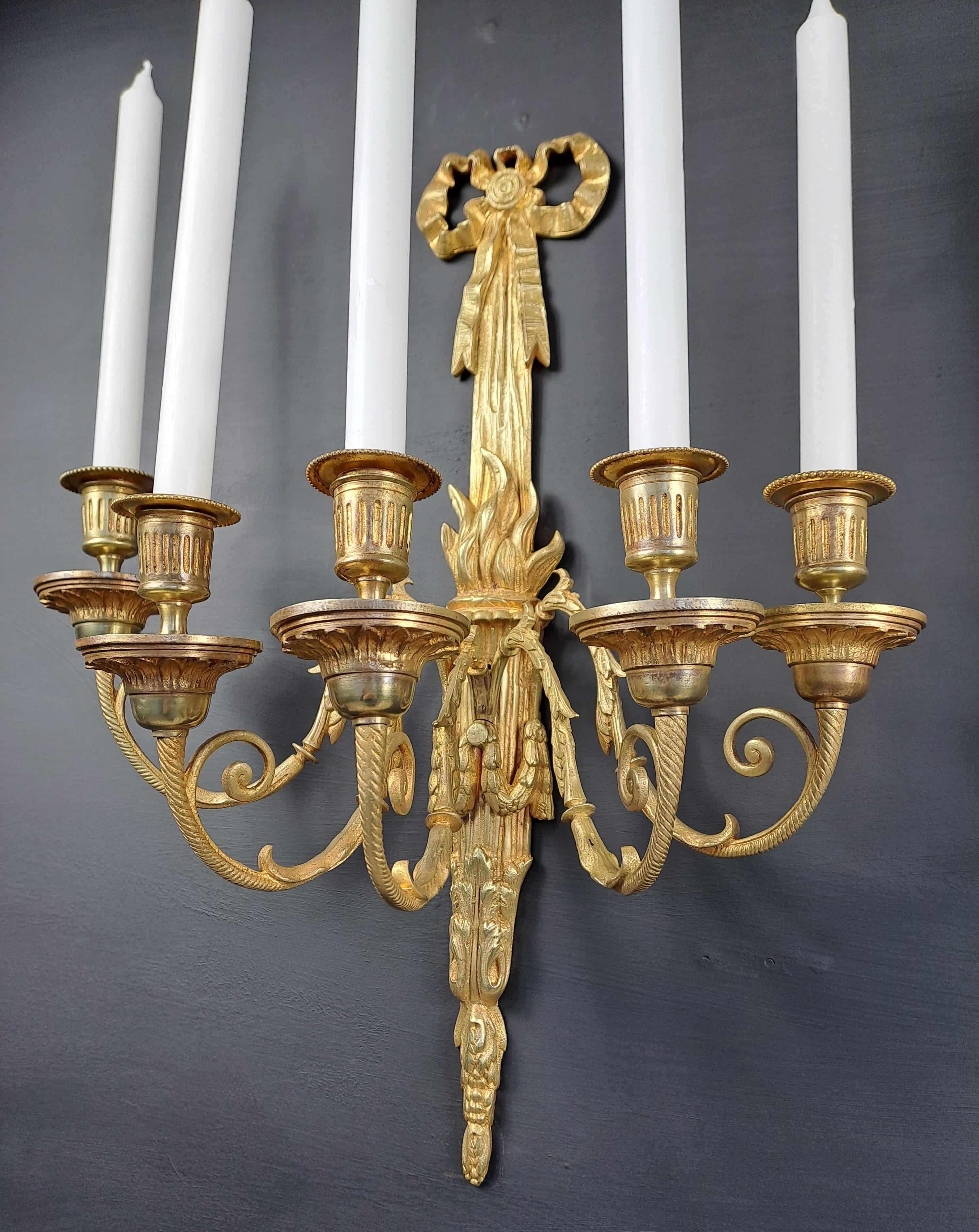 Paar Wandlampen im Louis-XVI.-Stil aus vergoldeter Bronze (Französisch) im Angebot