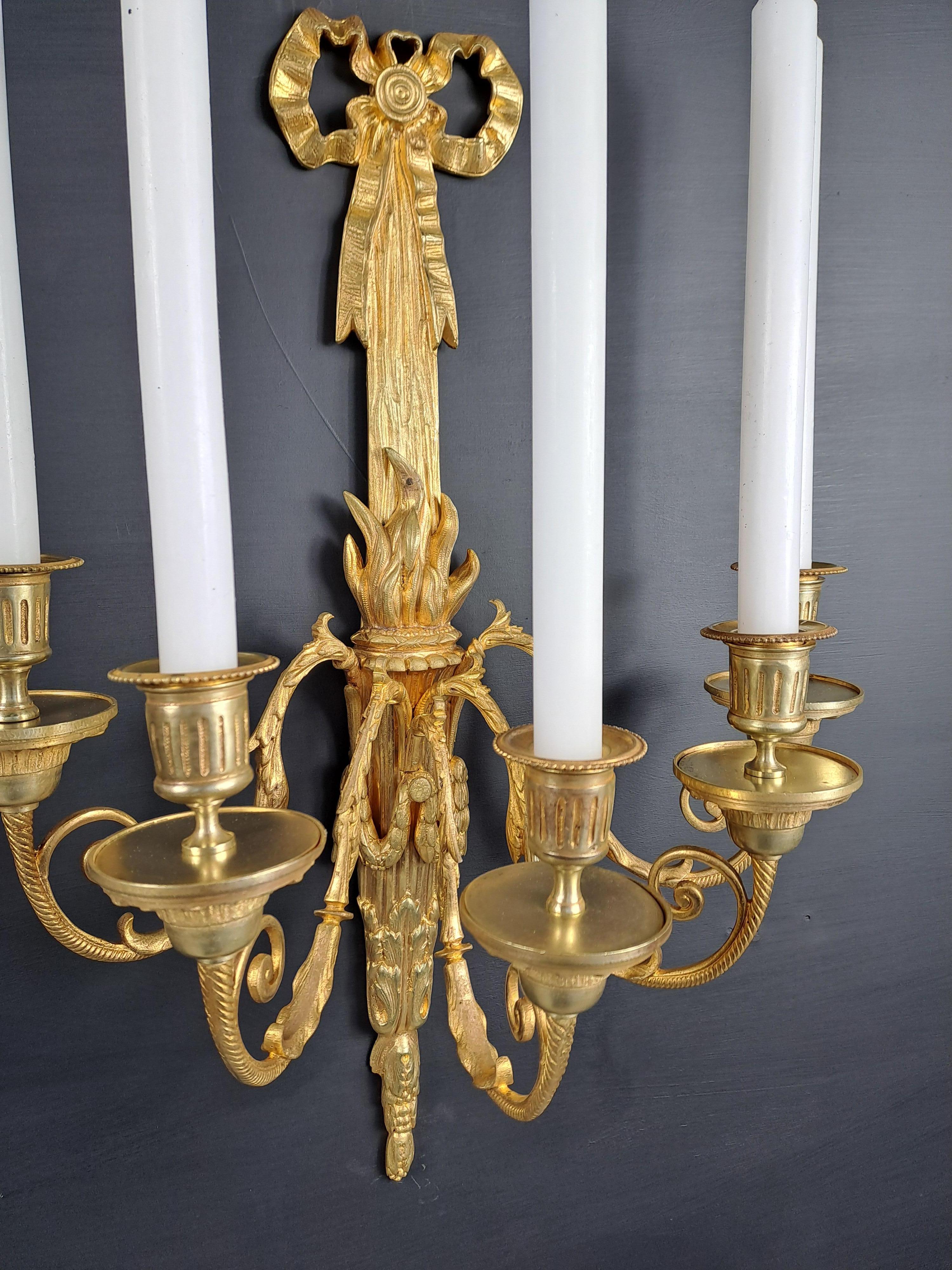 Paar Wandlampen im Louis-XVI.-Stil aus vergoldeter Bronze (Vergoldet) im Angebot