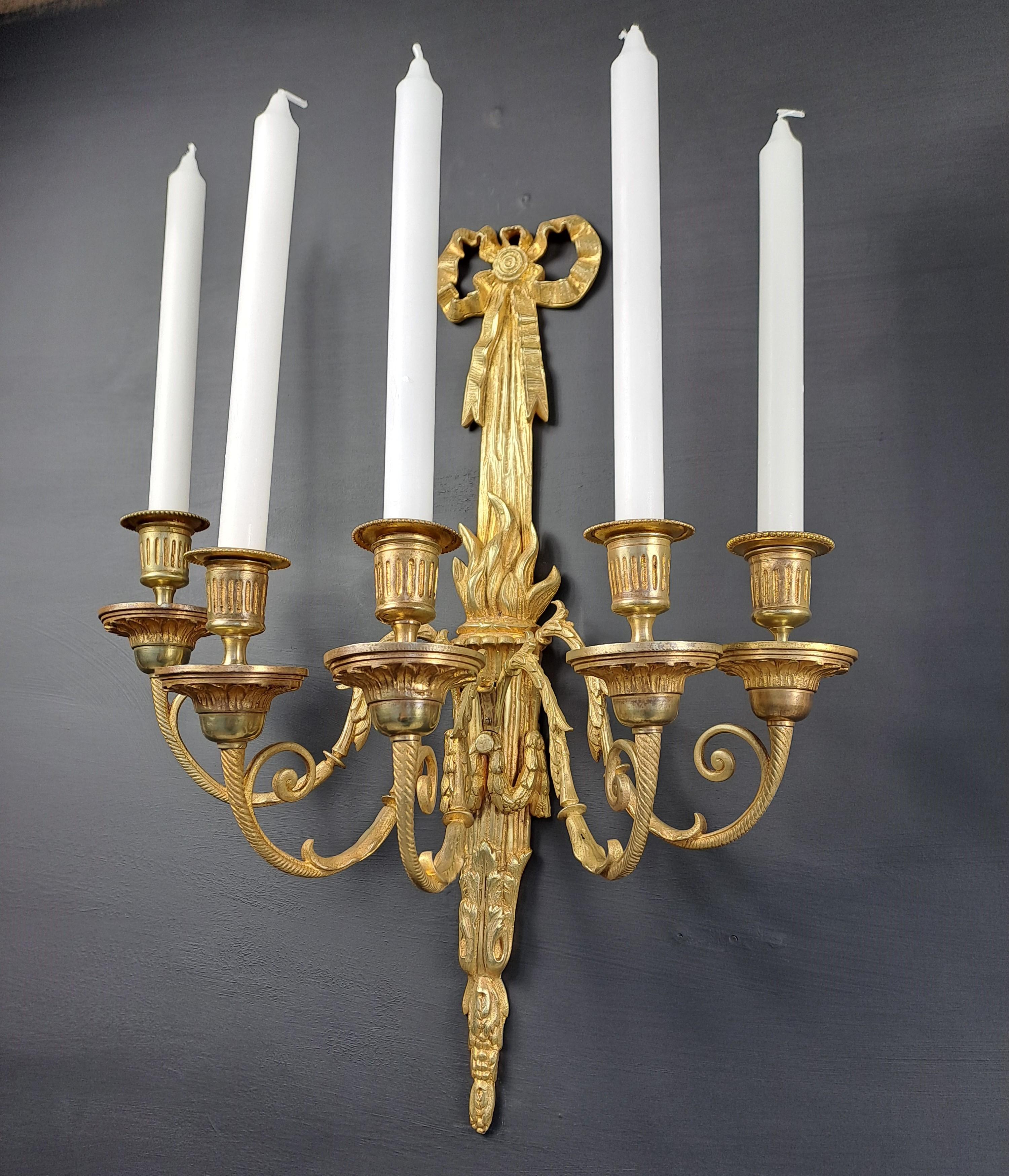 Paar Wandlampen im Louis-XVI.-Stil aus vergoldeter Bronze im Zustand „Relativ gut“ im Angebot in BARSAC, FR