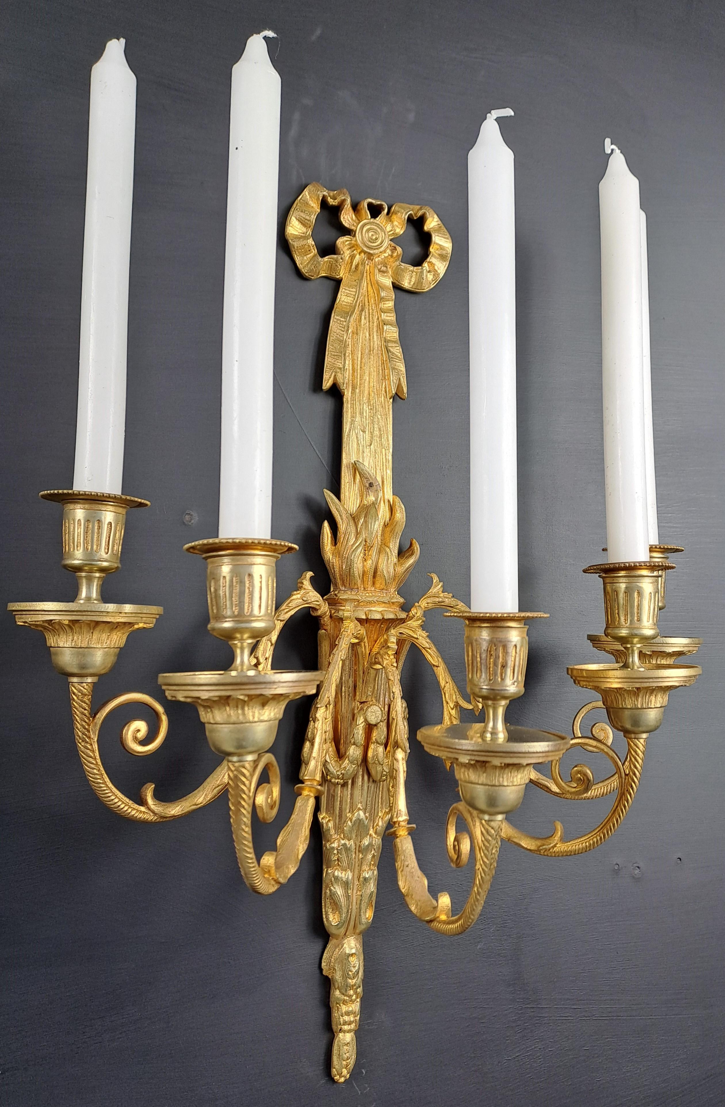 Paar Wandlampen im Louis-XVI.-Stil aus vergoldeter Bronze (19. Jahrhundert) im Angebot