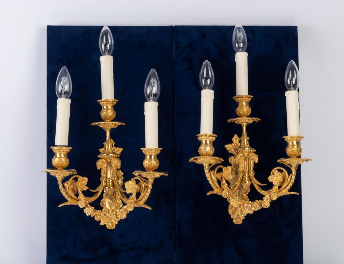 Pair of Louis XVI style wall lights, gold bronze with three lights.
Beautiful quality chasing and gilding.
Late 19th century period, Napoleon III, electrified.
Measures: H 48cm, W 30cm.
 
