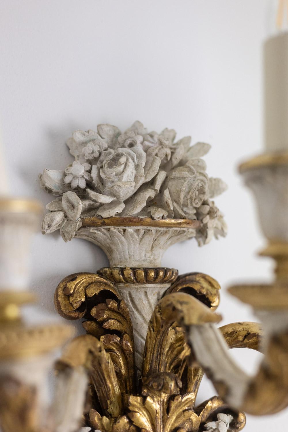 Coppia di applique in stile Luigi XVI in legno dorato e laccato. Circa 1900. in vendita 4