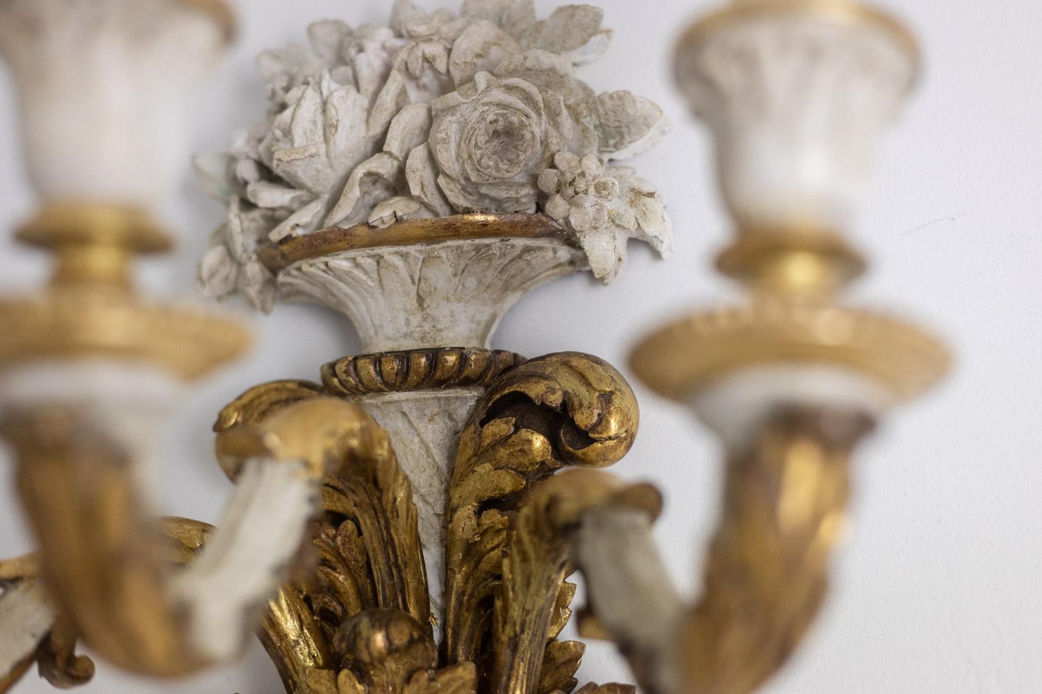 Coppia di applique in stile Luigi XVI in legno dorato e laccato. Circa 1900. in vendita 5