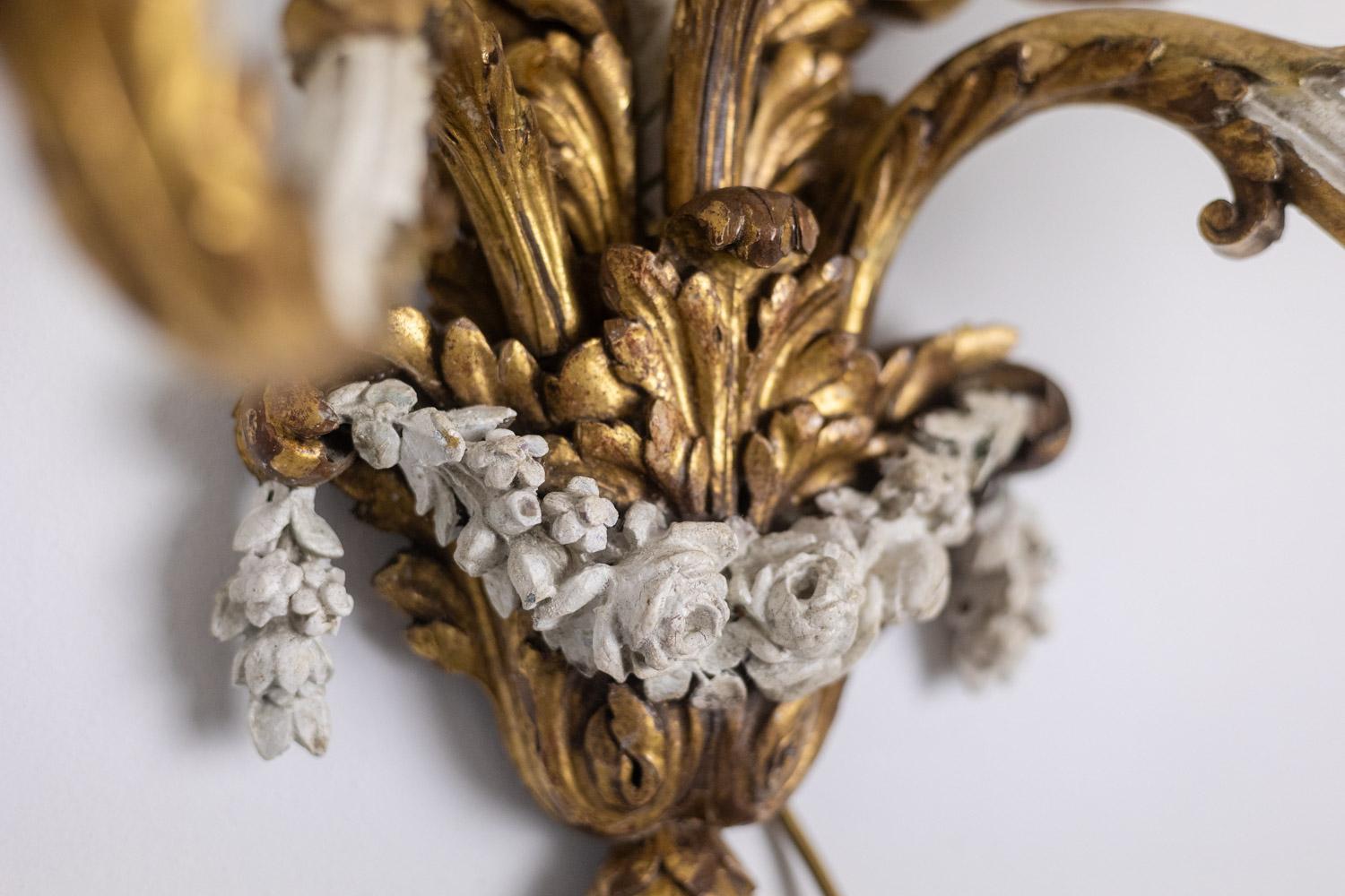 Coppia di applique in stile Luigi XVI in legno dorato e laccato. Circa 1900. in vendita 6