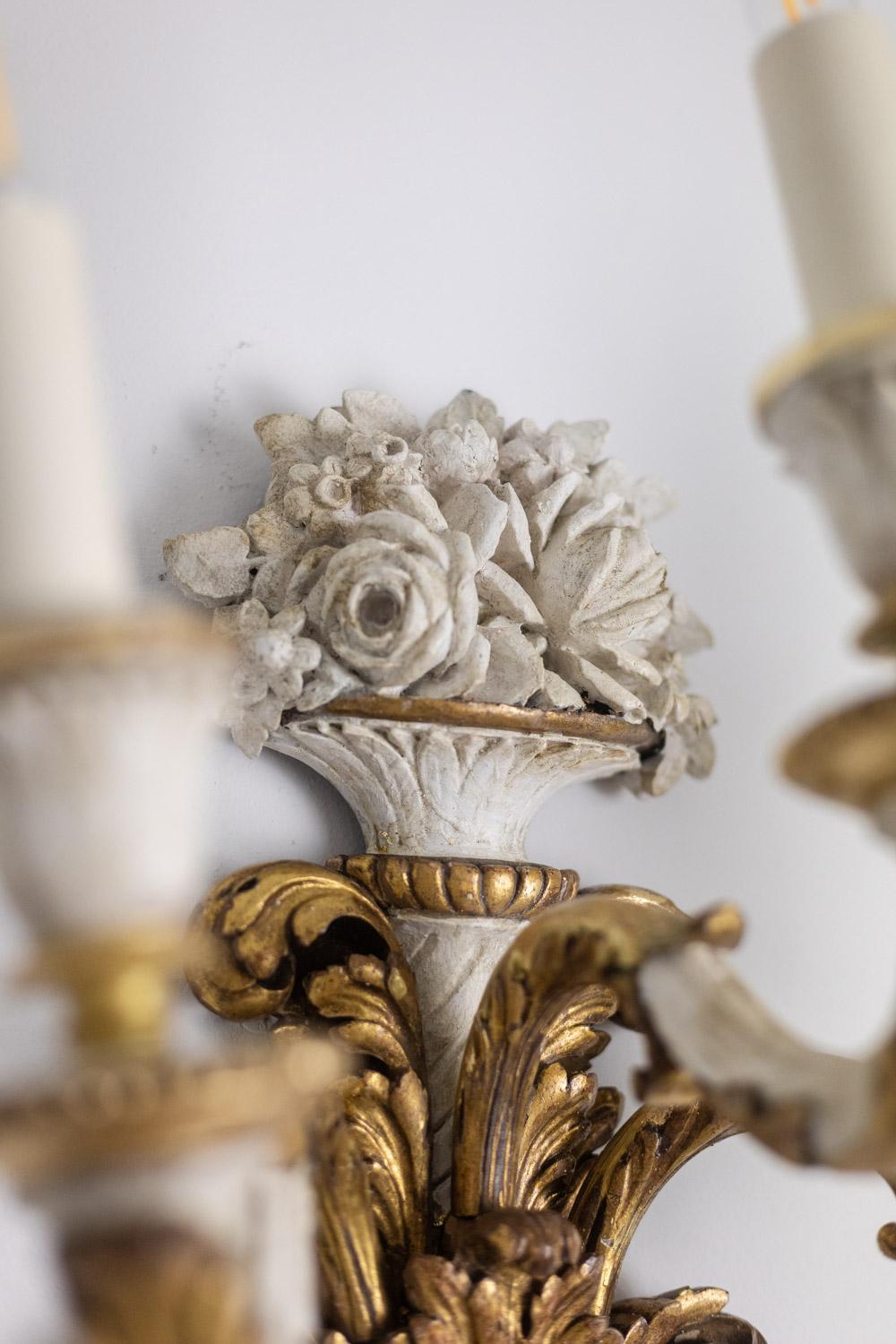 Coppia di applique in stile Luigi XVI in legno dorato e laccato. Circa 1900. in vendita 7