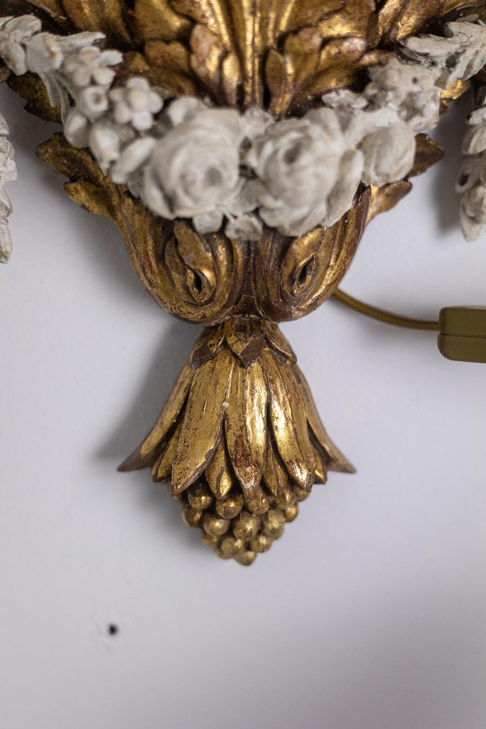 Coppia di applique in stile Luigi XVI in legno dorato e laccato. Circa 1900. in vendita 10