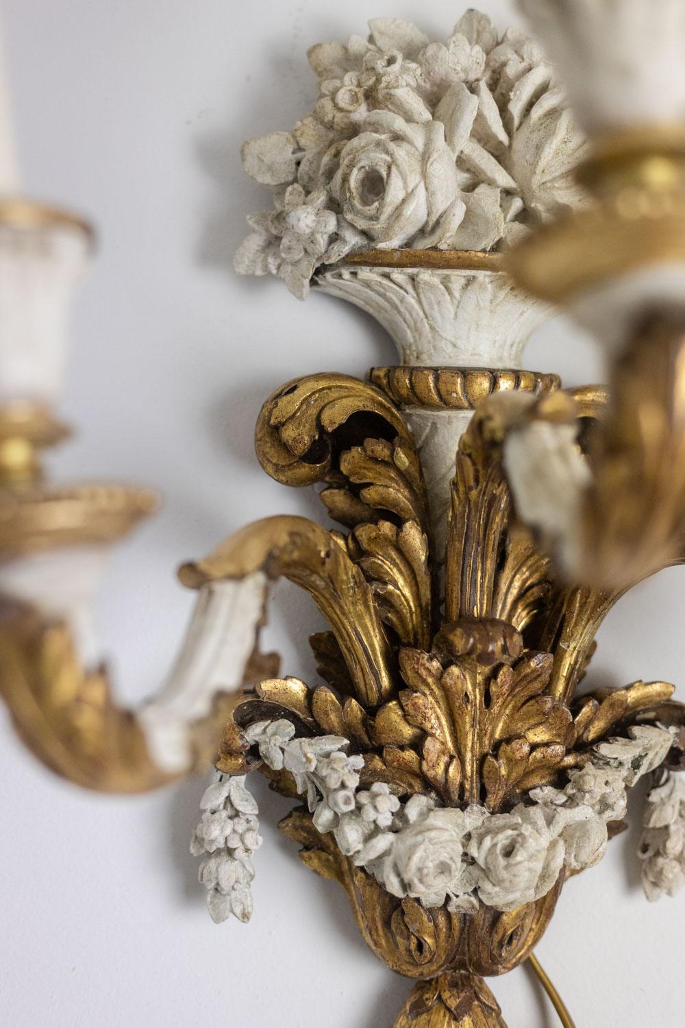Coppia di applique in stile Luigi XVI in legno dorato e laccato. Circa 1900. in vendita 11