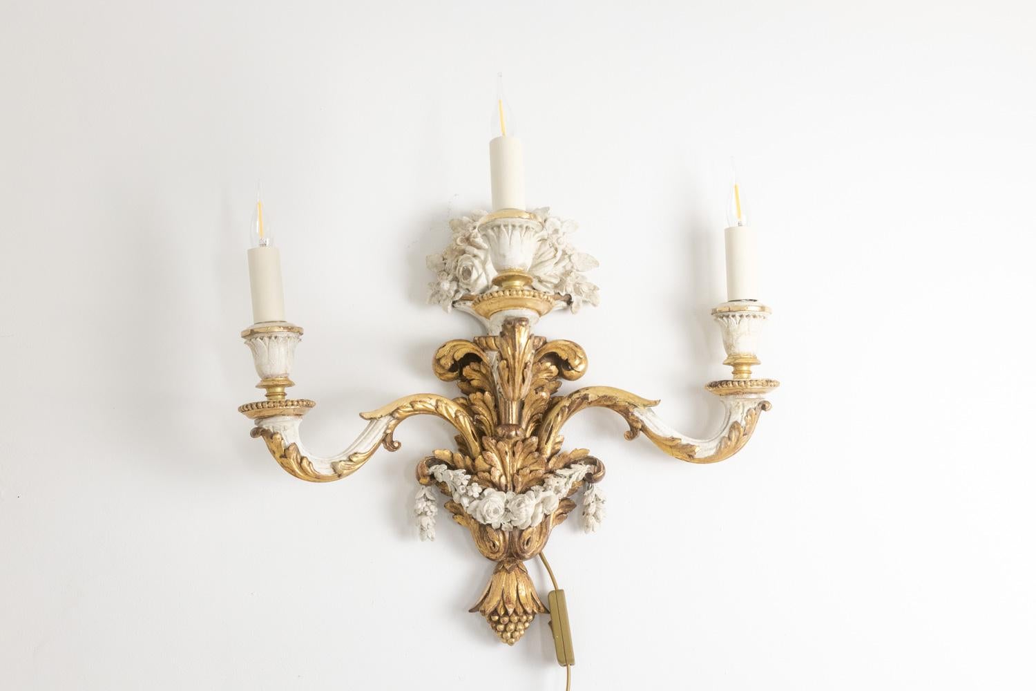 Francese Coppia di applique in stile Luigi XVI in legno dorato e laccato. Circa 1900. in vendita