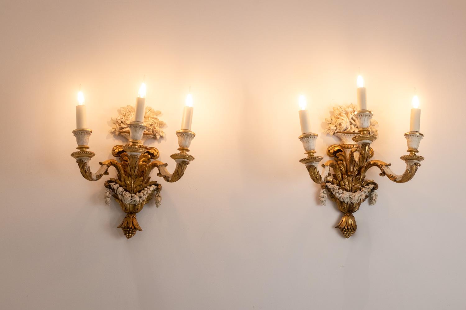 Coppia di applique in stile Luigi XVI in legno dorato e laccato. Circa 1900. In condizioni ottime in vendita a Saint-Ouen, FR