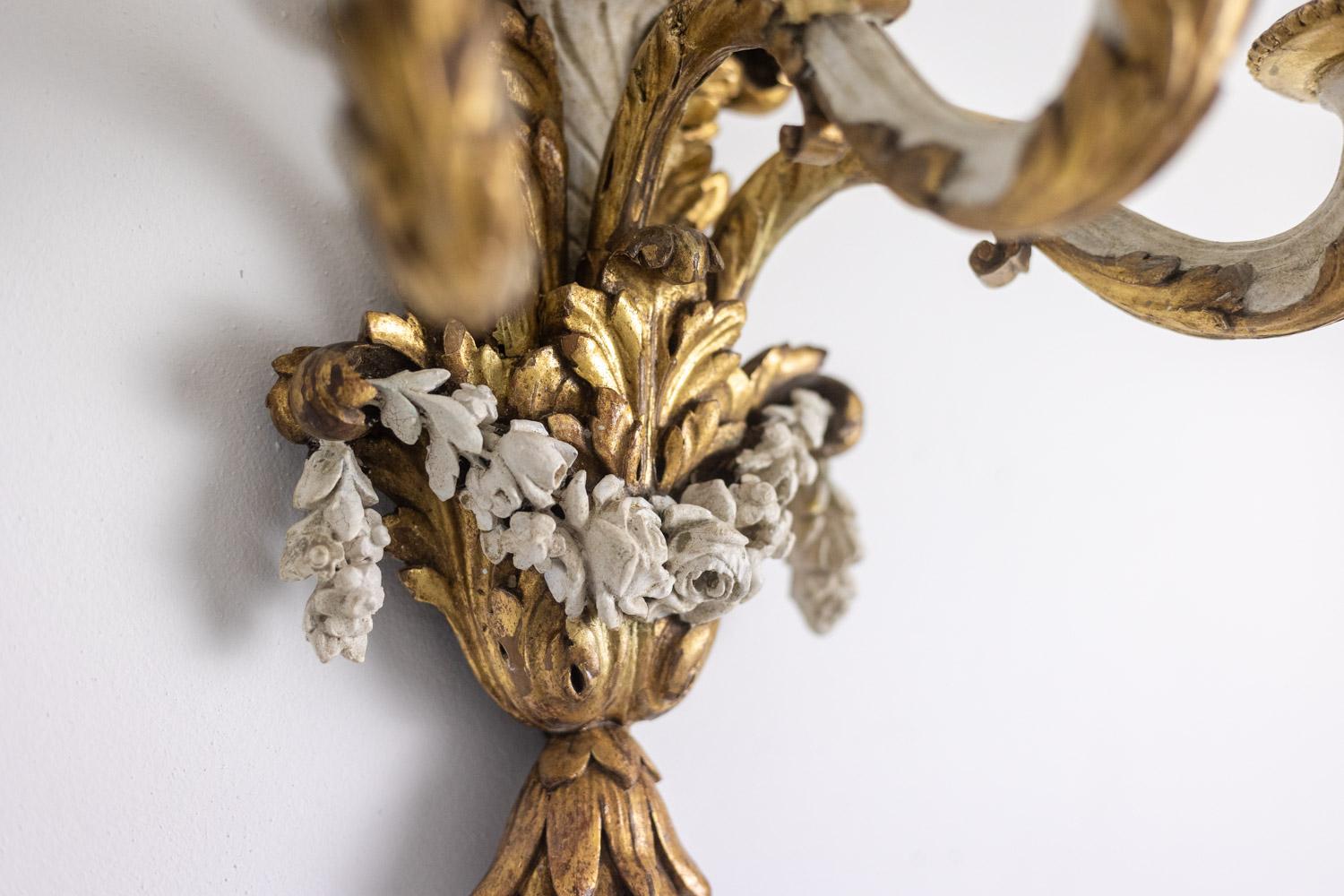Coppia di applique in stile Luigi XVI in legno dorato e laccato. Circa 1900. in vendita 1