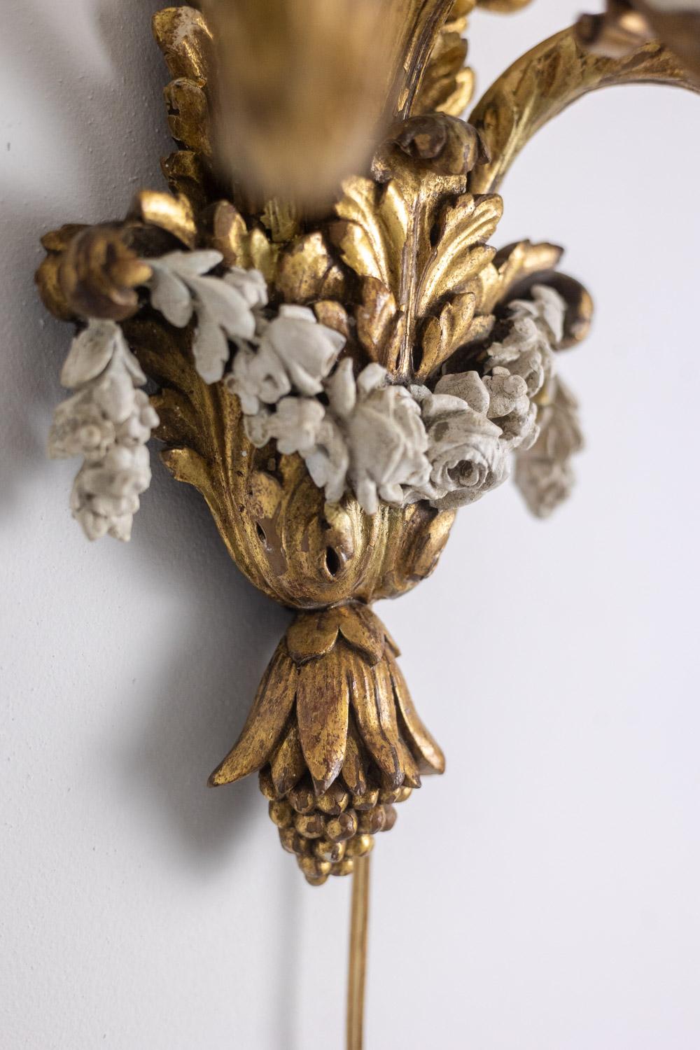Coppia di applique in stile Luigi XVI in legno dorato e laccato. Circa 1900. in vendita 3