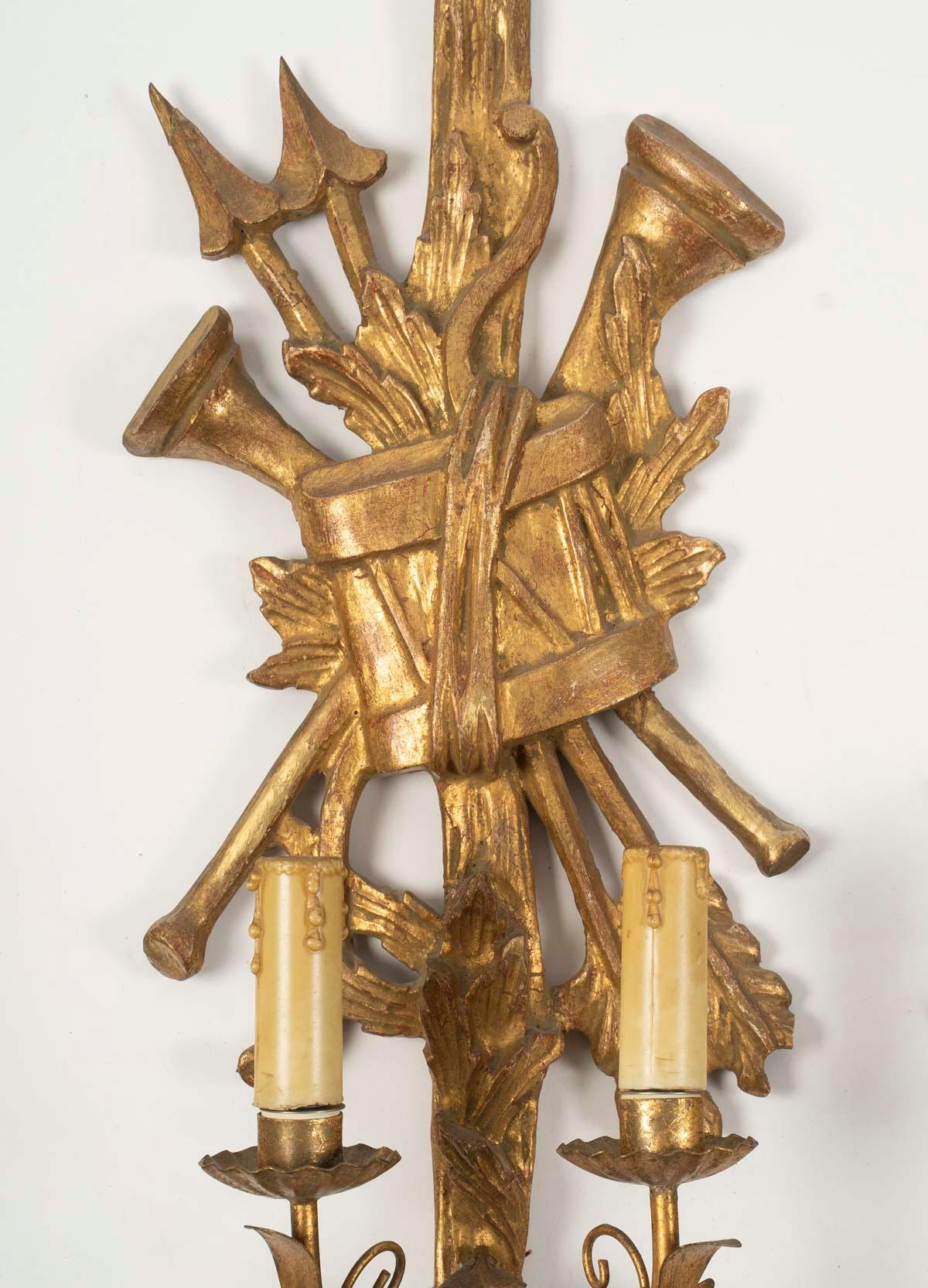 Importante pareja de apliques de pared de madera dorada de principios del siglo XX, de estilo Napoleón III.
Alto: 77 cm, Ancho: 24 cm, Fondo: 13 cm