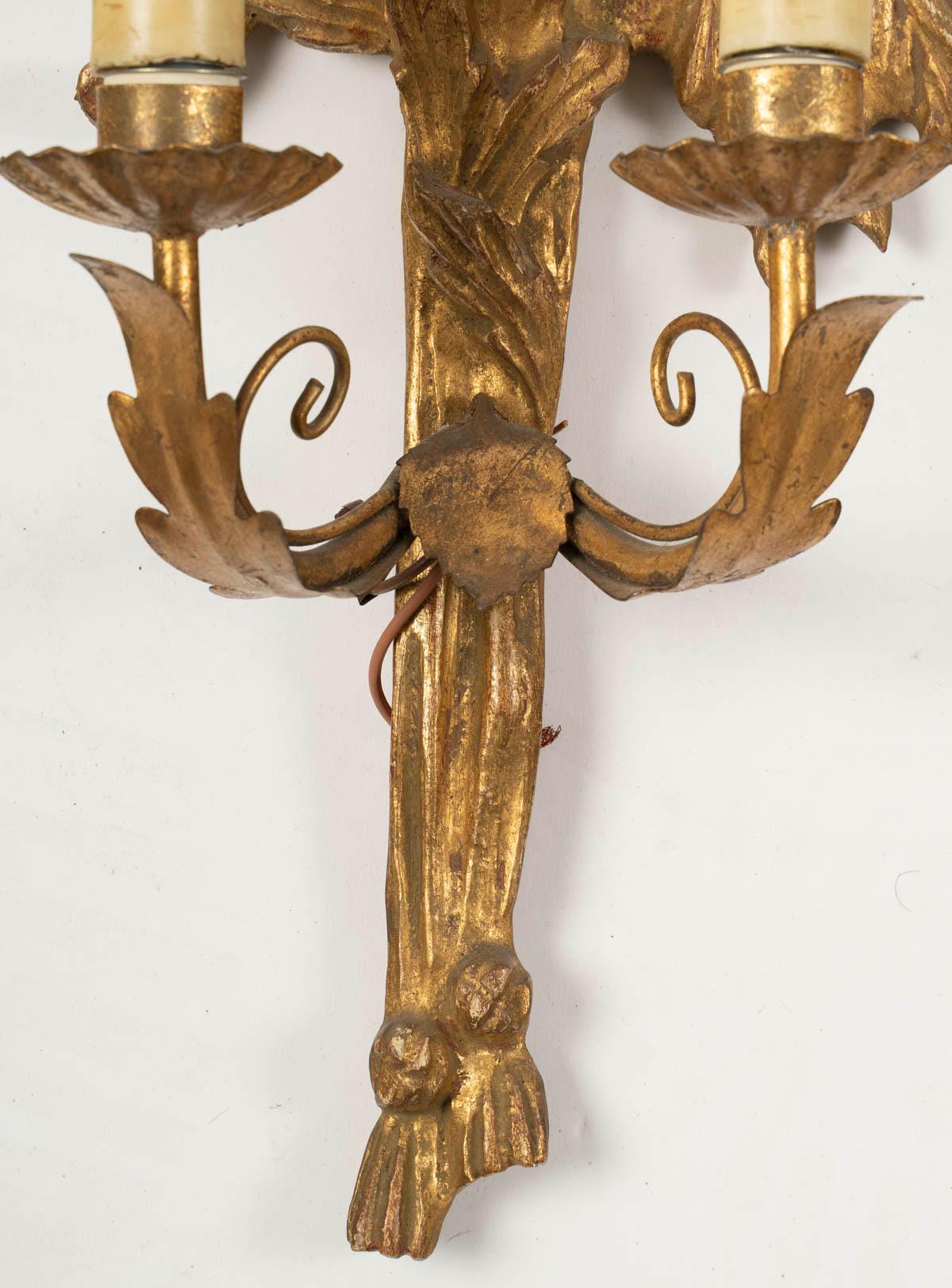 Pareja de apliques de pared estilo Luis XVI, principios del siglo XX, estilo Napoleón III. Madera dorada en venta