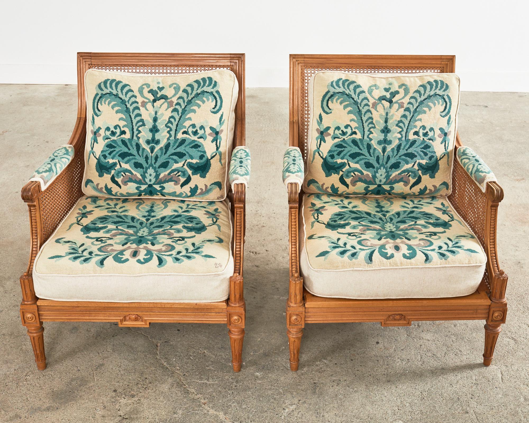 Paar Louis XVI Stil Nussbaum Caned Needlepoint Lounge Chairs (Französisch) im Angebot
