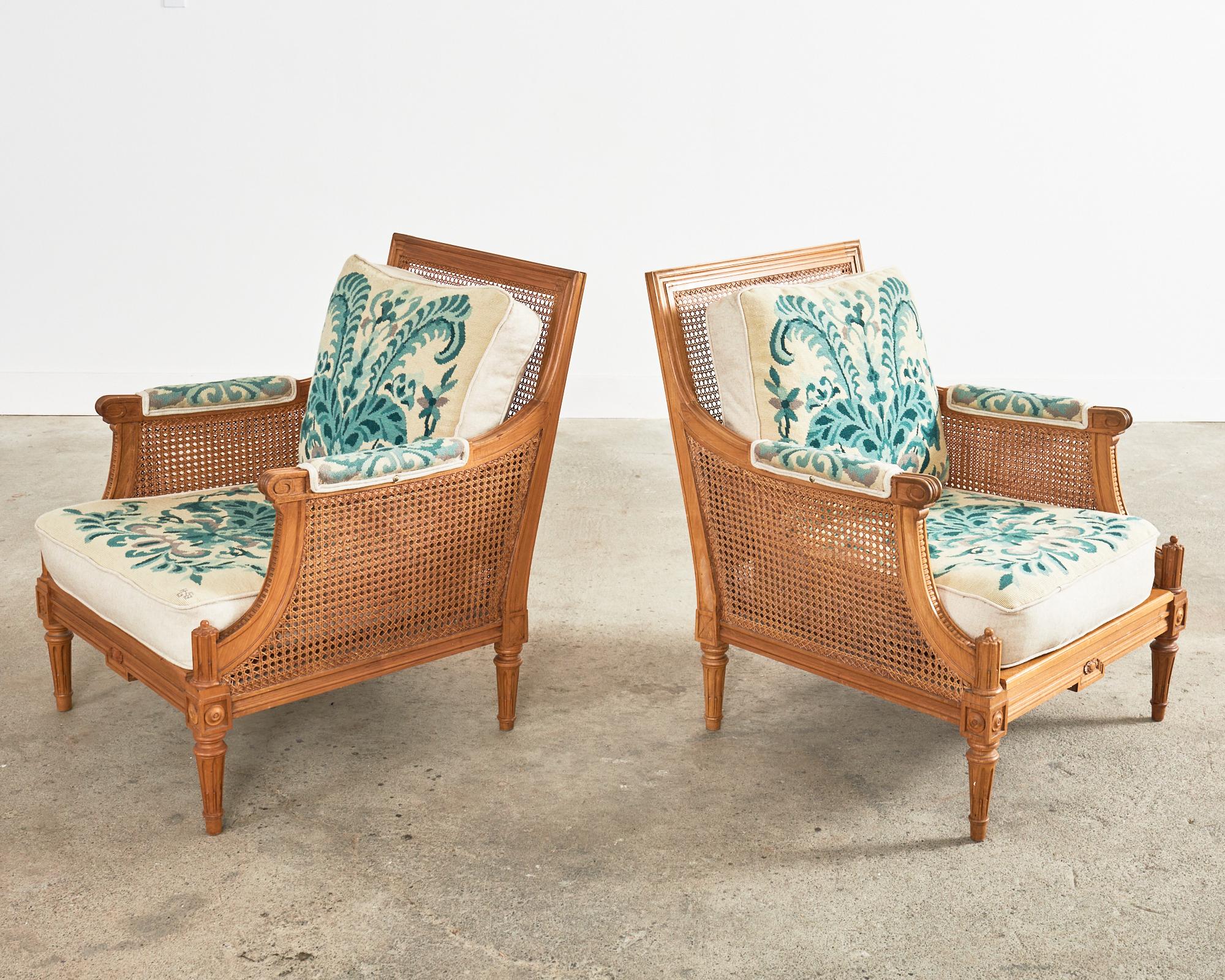 Paar Louis XVI Stil Nussbaum Caned Needlepoint Lounge Chairs (Handgefertigt) im Angebot