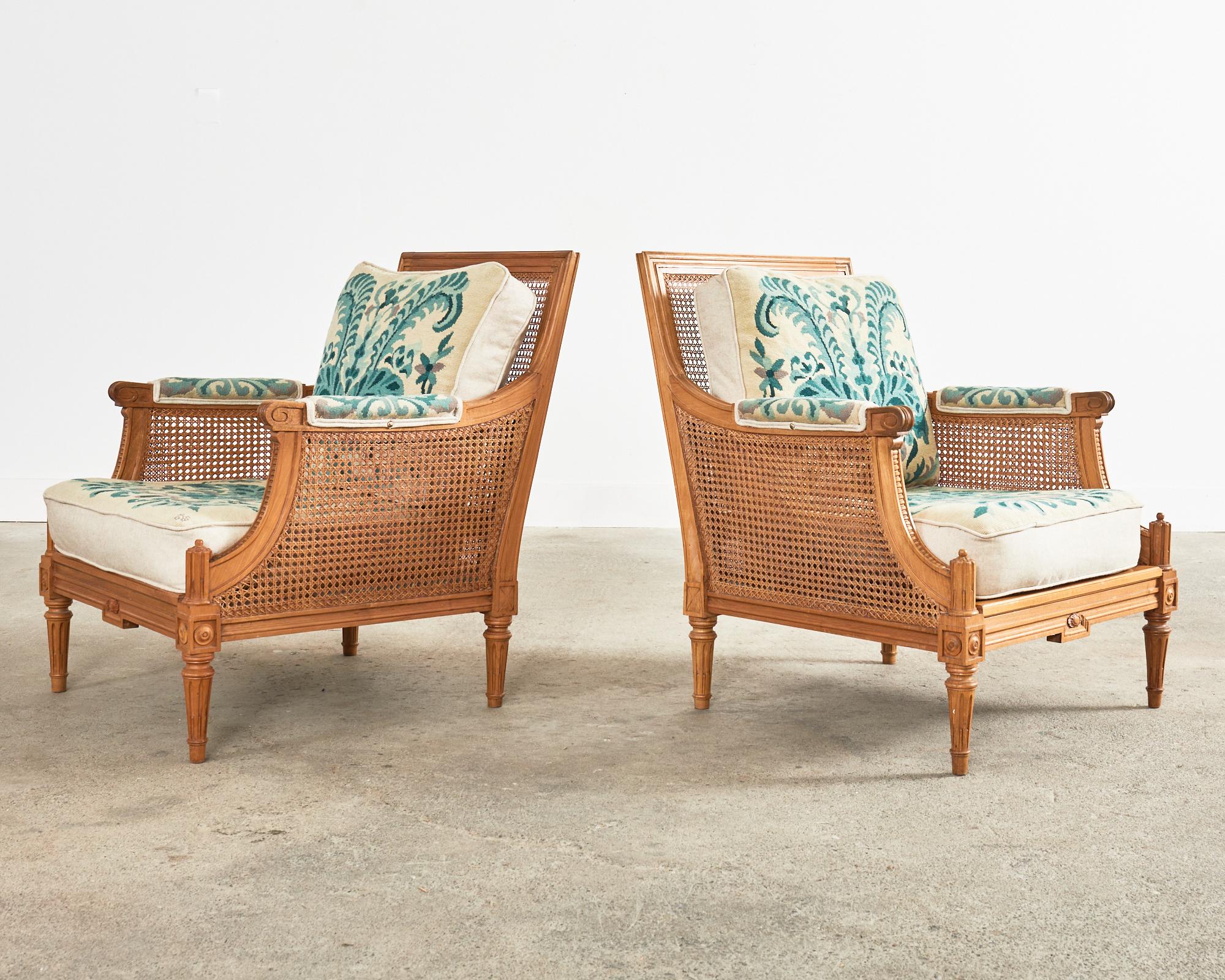 Paar Louis XVI Stil Nussbaum Caned Needlepoint Lounge Chairs (20. Jahrhundert) im Angebot