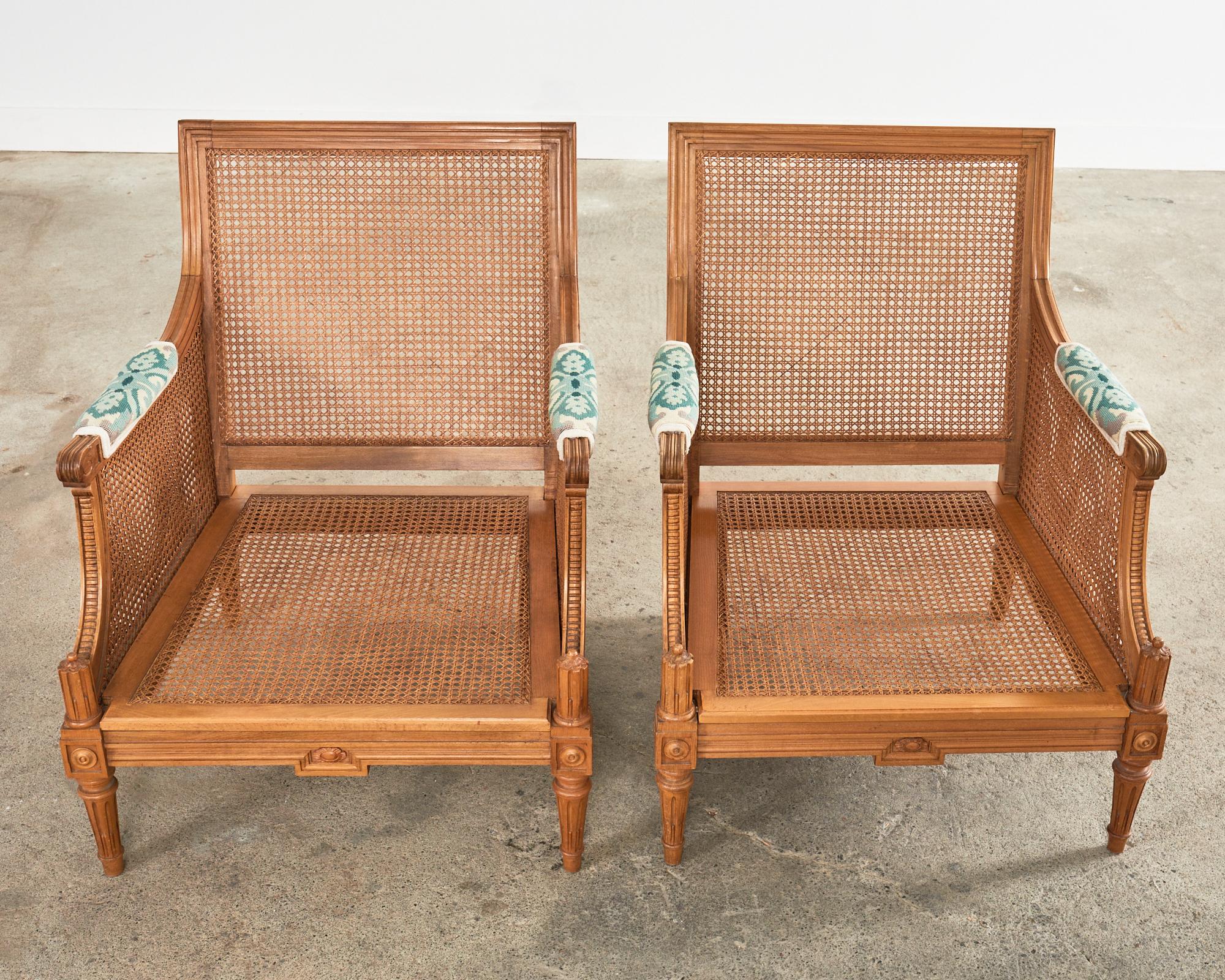 Paar Louis XVI Stil Nussbaum Caned Needlepoint Lounge Chairs (Stoff) im Angebot