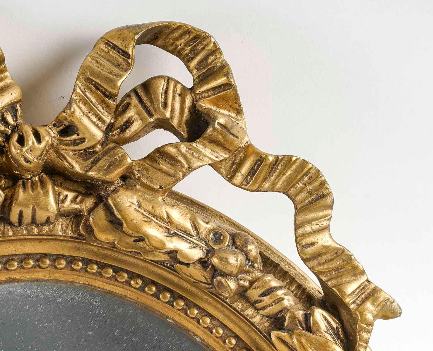 Français Paire de miroirs de style Louis XVI en bois et stuc doré, début du 20e siècle. en vente