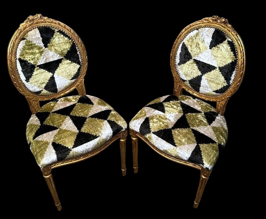 Pair Of Louis XVI-Style Wooden Chairs Gold Leaf Finish And Ikat Silk Velvet In Good Condition For Sale In Prato, Tuscany