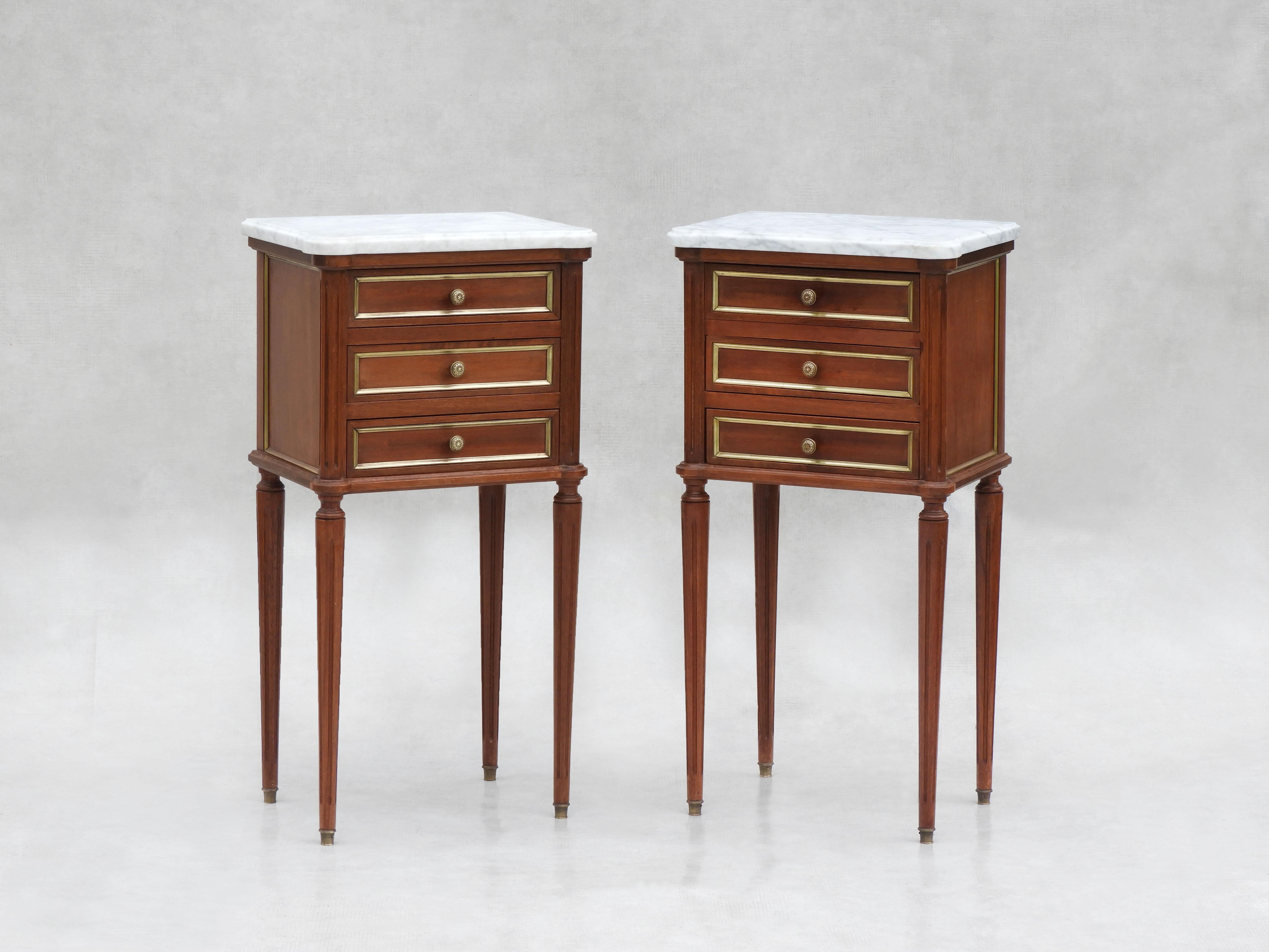 Pareja de mesillas de noche del Renacimiento Luis XVI de mediados de siglo C1950 Francia.
Mesillas de noche clásicas de tres cajones, estilo Luis XVI, en madera noble de cerezo con tapas biseladas jaspeadas, patas de columna cónicas neoclásicas