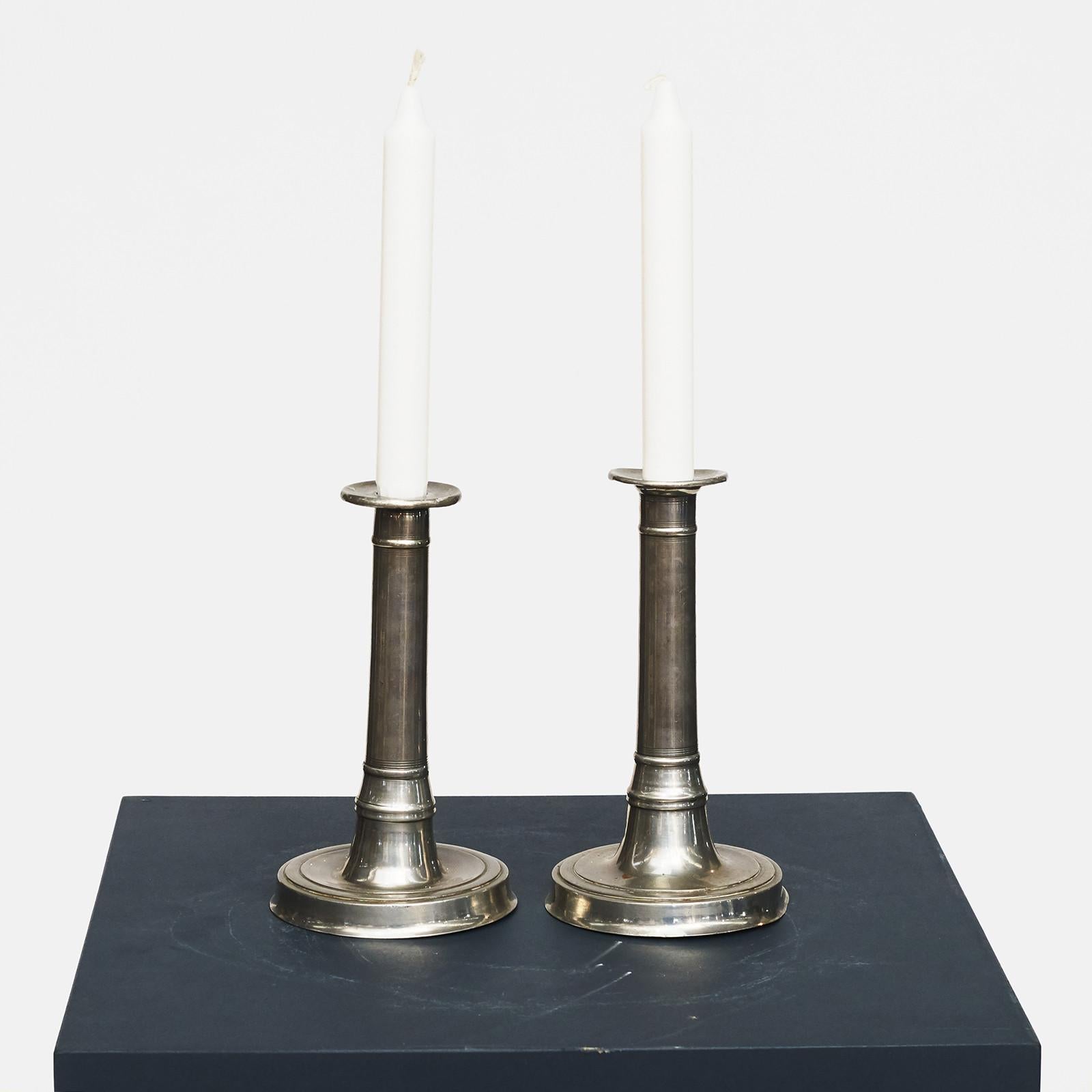 Paar Louis-XVI-Kerzenleuchter aus Zinn, datiert 1795.
Abnehmbare leichte Manschetten. Gestützt auf große runde Sockel.

Zustand: Es gibt leichte Gebrauchsspuren, leichte Oberflächenkratzer und leichte Dellen vom Gebrauch im Laufe des Jahres. Eine