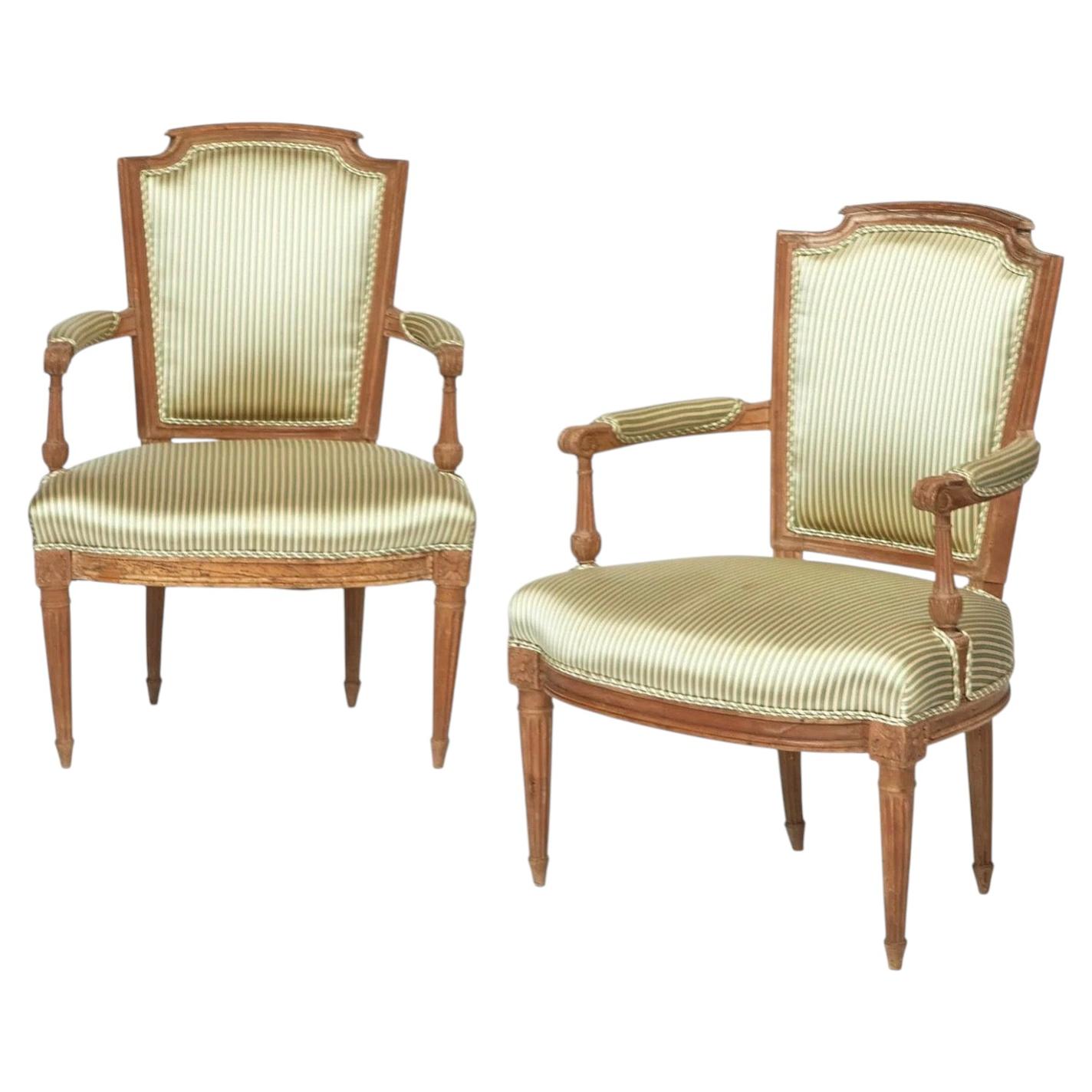 Par de sillones tapizados de nogal estilo Luis XVI