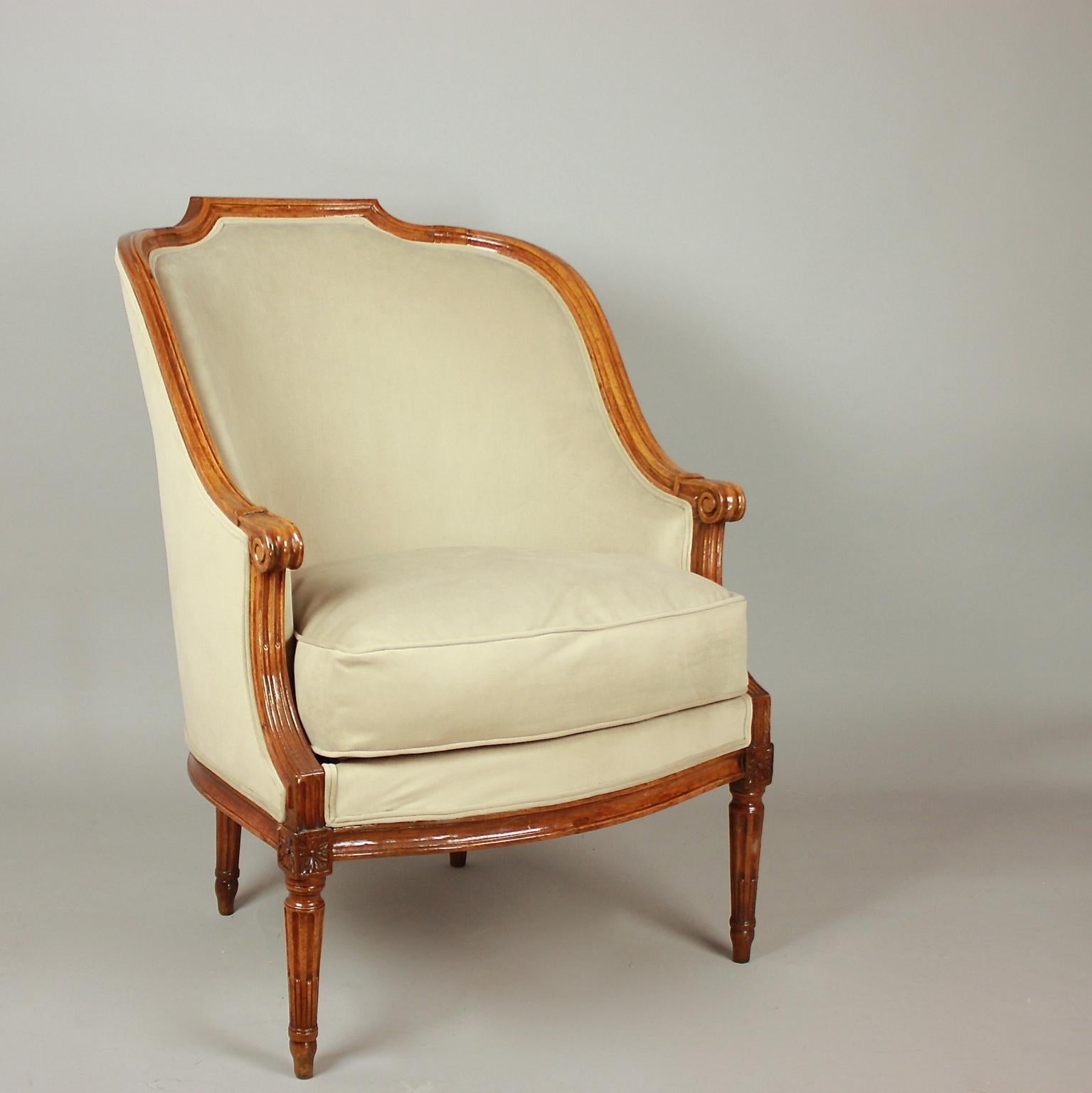 Pair of Louis XVI Walnut Bergeres or Armchairs, French, circa 1780 In Excellent Condition In Berlin, DE