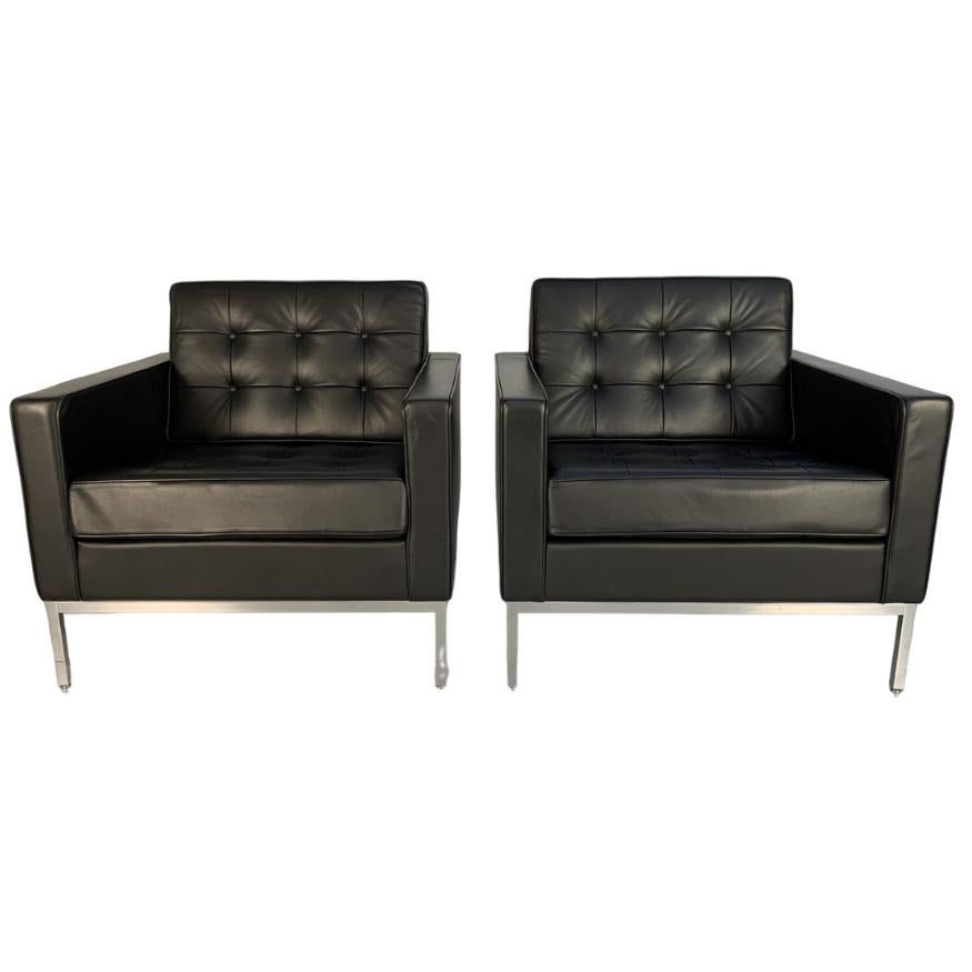 Dieses Paar Loungesessel, entworfen von Florence Knoll für Knoll Studio, ist heute so zeitlos wie zu seiner Entstehungszeit. 

Sie sind mit glattem schwarzem Leder gepolstert, haben polierte Chromrahmen und großzügig gepolsterte Sitze, die sowohl