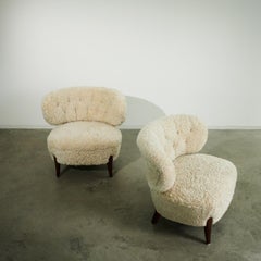 Ein Paar Loungesessel aus Holz und Schafsfell von Otto Schulz