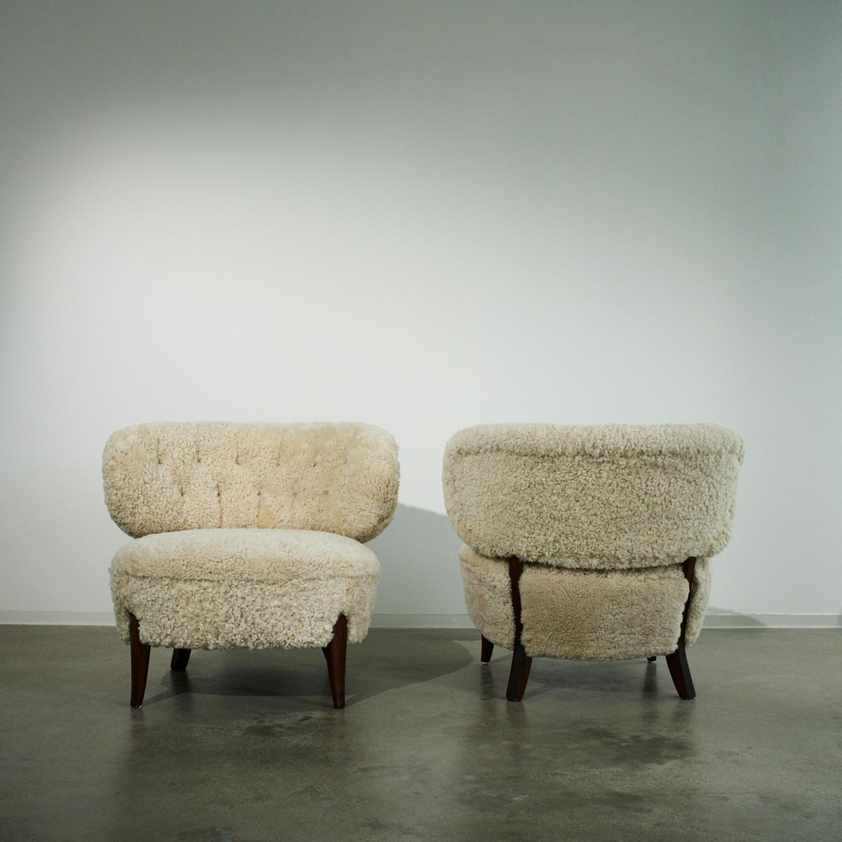 Mid-20th Century Pair of Lounge Armchairs in Wood and Sheepskin by Otto Schulz