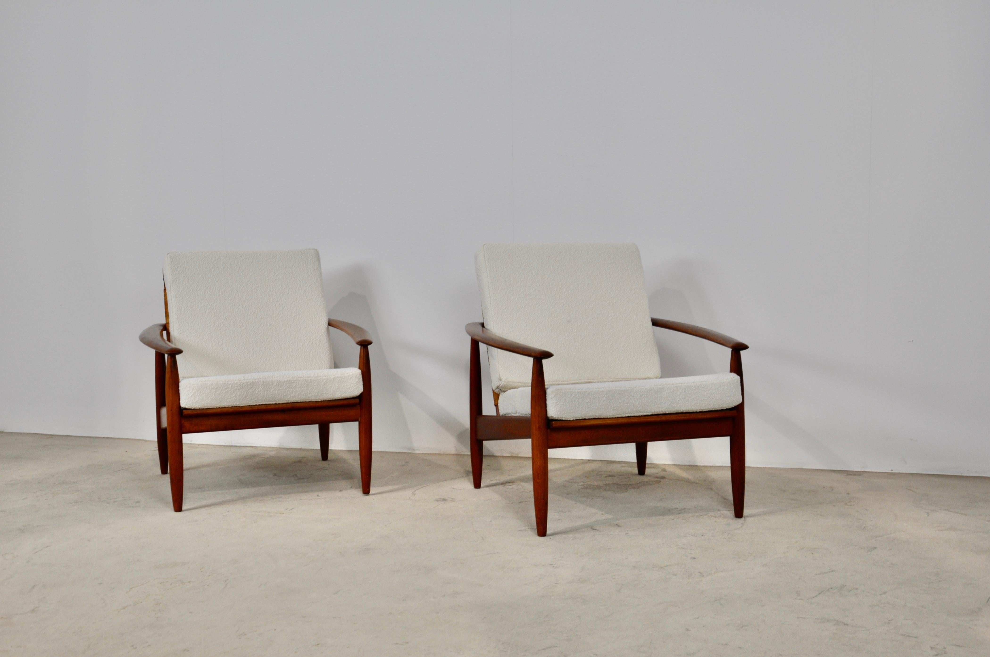 Pair of armchairs in wood, wicker and fabric.
Measure: Seat height 40cm. Wear due to time and age of the armchairs.